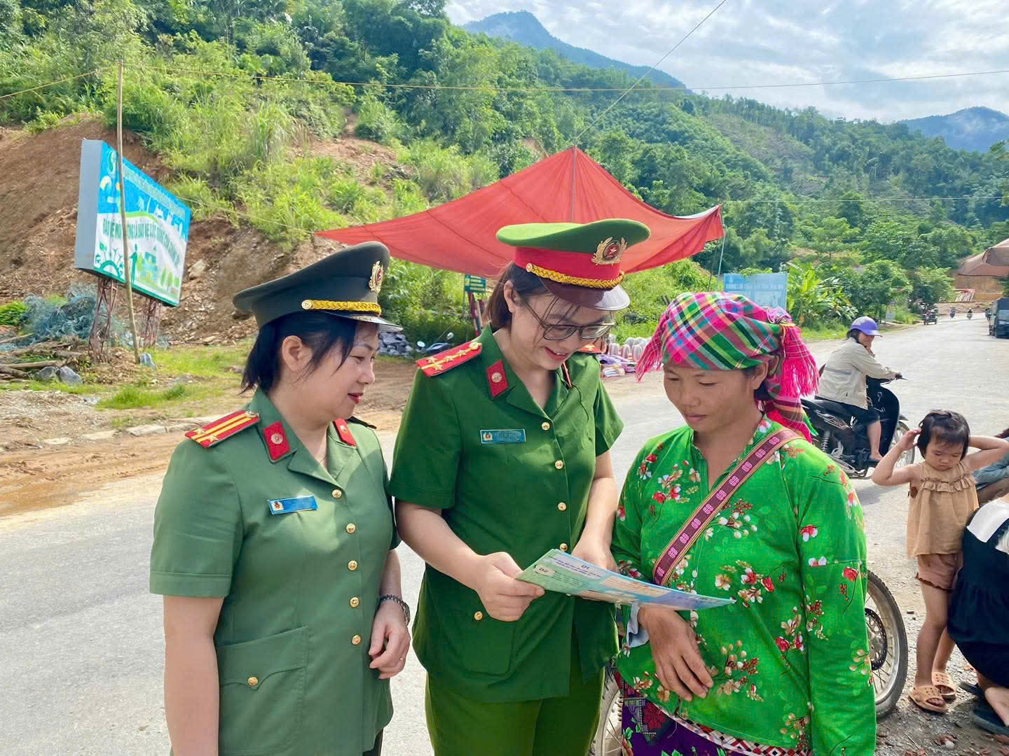 PHỤ NỮ CÔNG AN TỈNH TUYÊN QUANG CHUNG TAY CHUYỂN ĐỔI SỐ