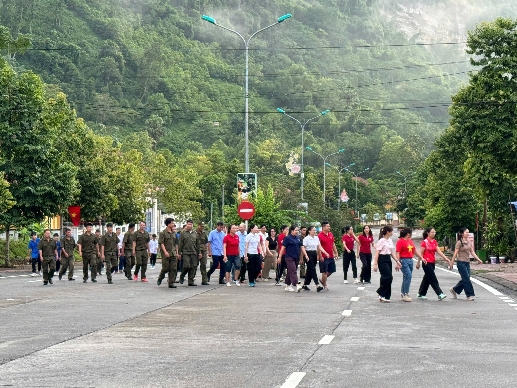 CÙNG VIỆT NAM TIẾN BƯỚC
