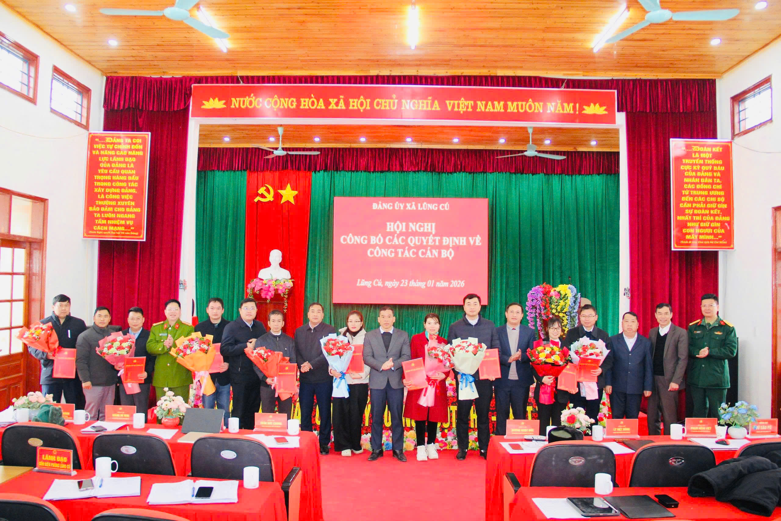 LŨNG CÚ CÔNG BỐ CÁC QUYẾT ĐỊNH VỀ CÔNG TÁC CÁN BỘ