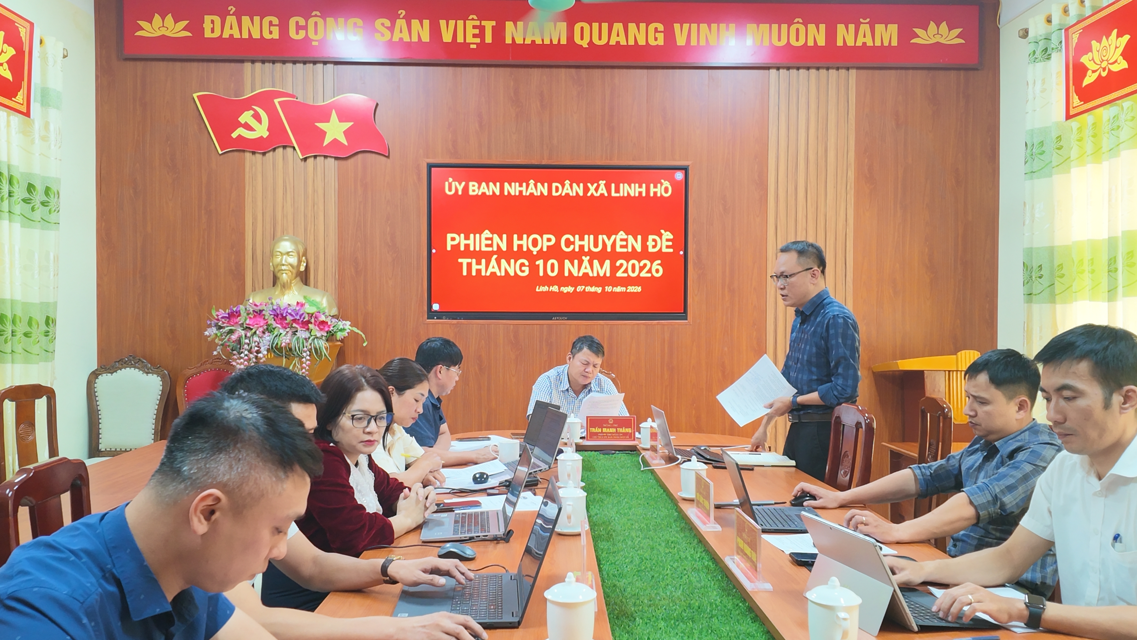 Họp UB 2.JPG