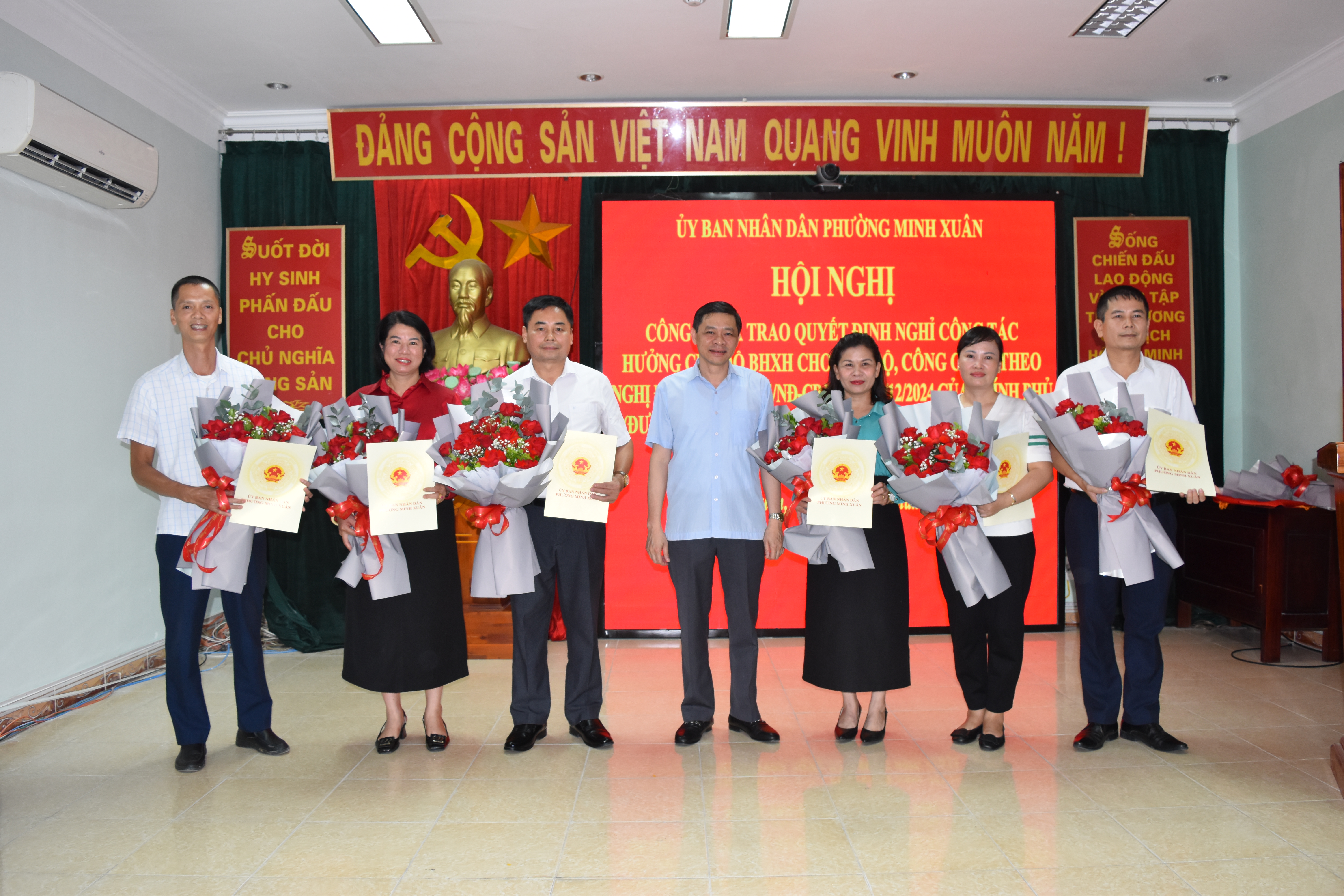 Ủy ban nhân dân phường Minh Xuân Công bố và Trao Quyết định nghỉ công tác hưởng chế độ BHXH cho cán bộ, công chức theo Nghị định số 178