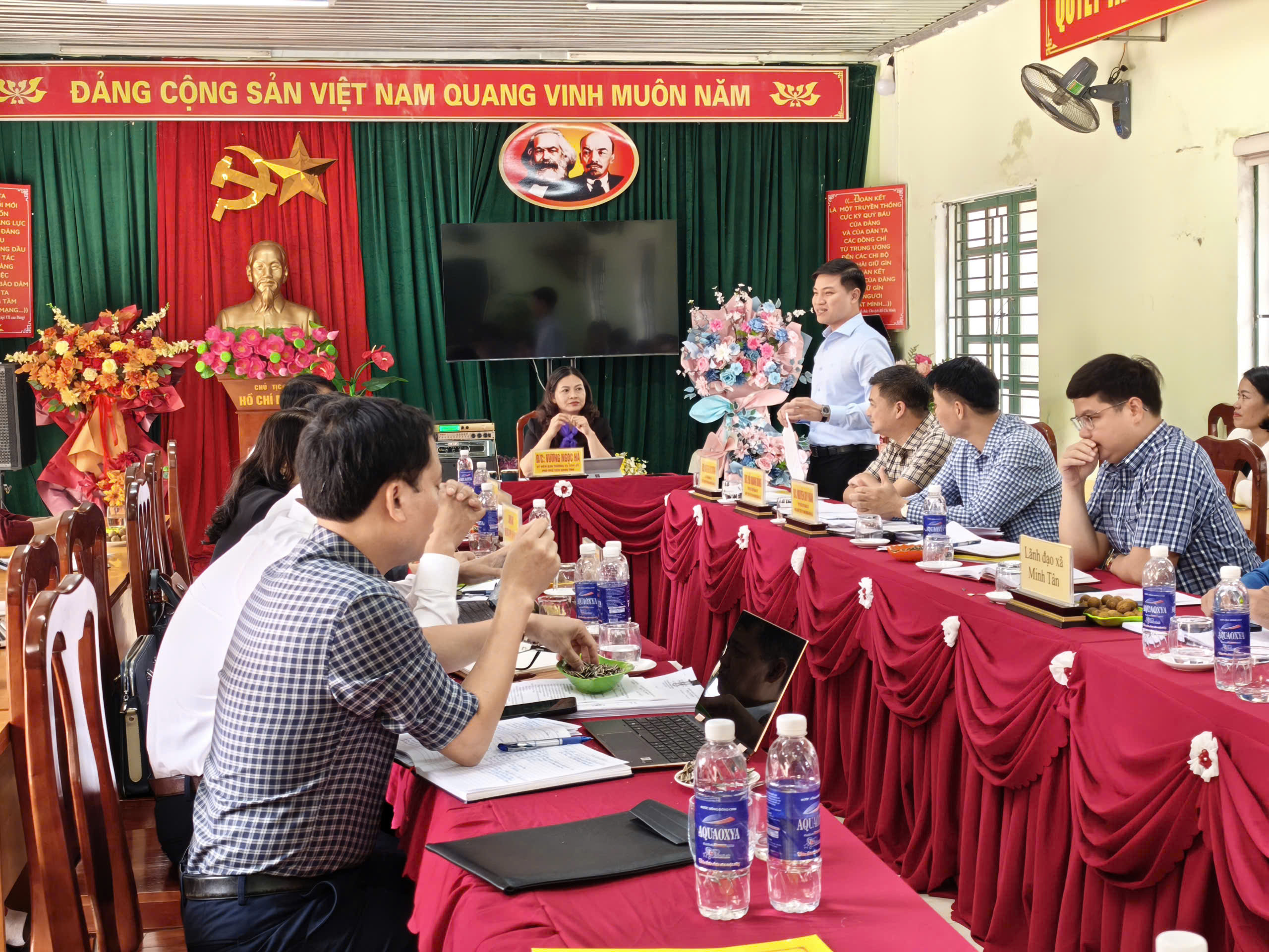 Đoàn công tác của UBND tỉnh do đồng chí Vương Ngọc Hà, Ủy viên Ban Thường vụ Tỉnh ủy, Phó Chủ tịch UBND tỉnh làm việc tại xã Quản Bạ