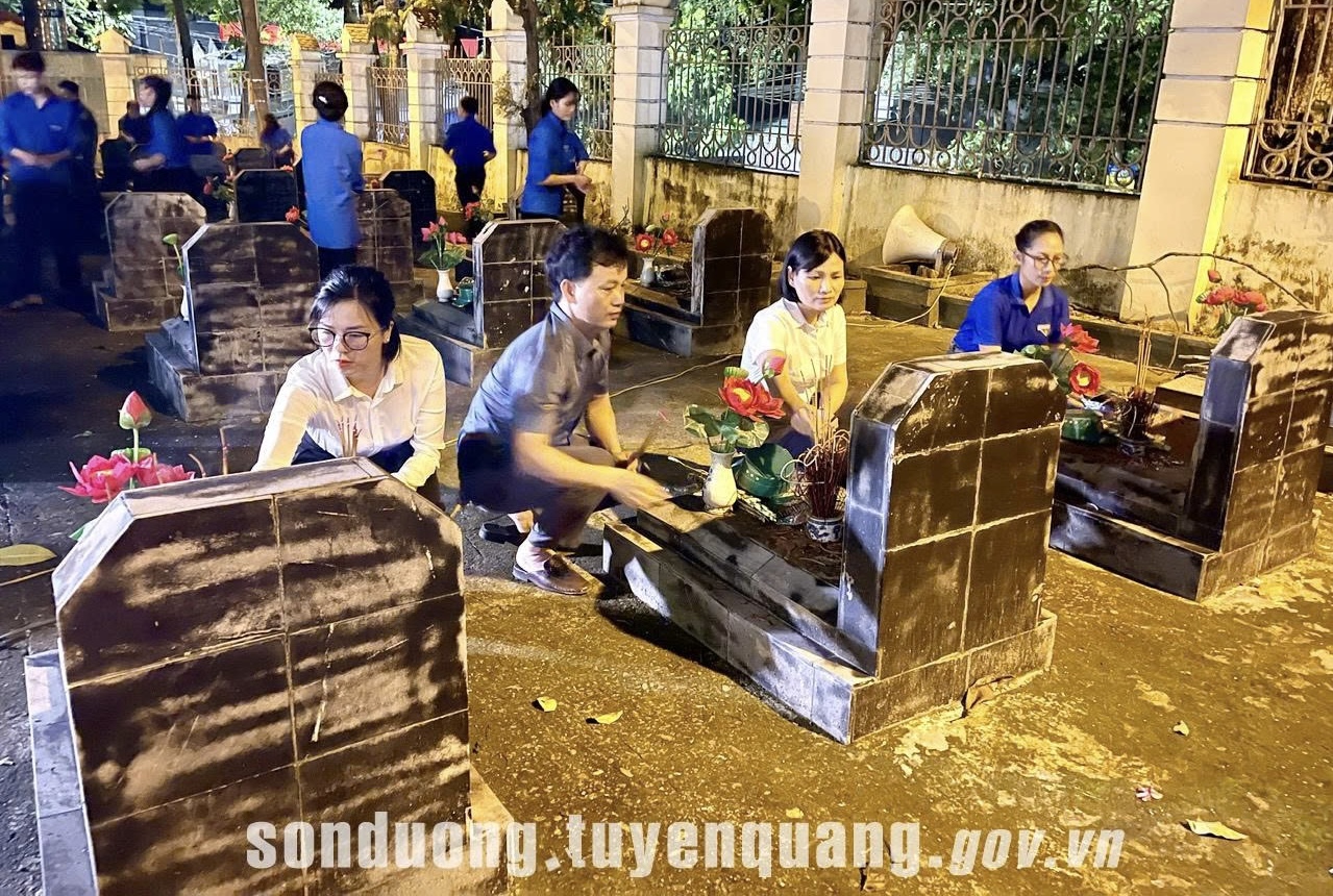 Dâng hương, thắp nến tri ân các anh hùng liệt sĩ nhân dịp kỷ niệm 78 năm Ngày Thương binh Liệt sĩ