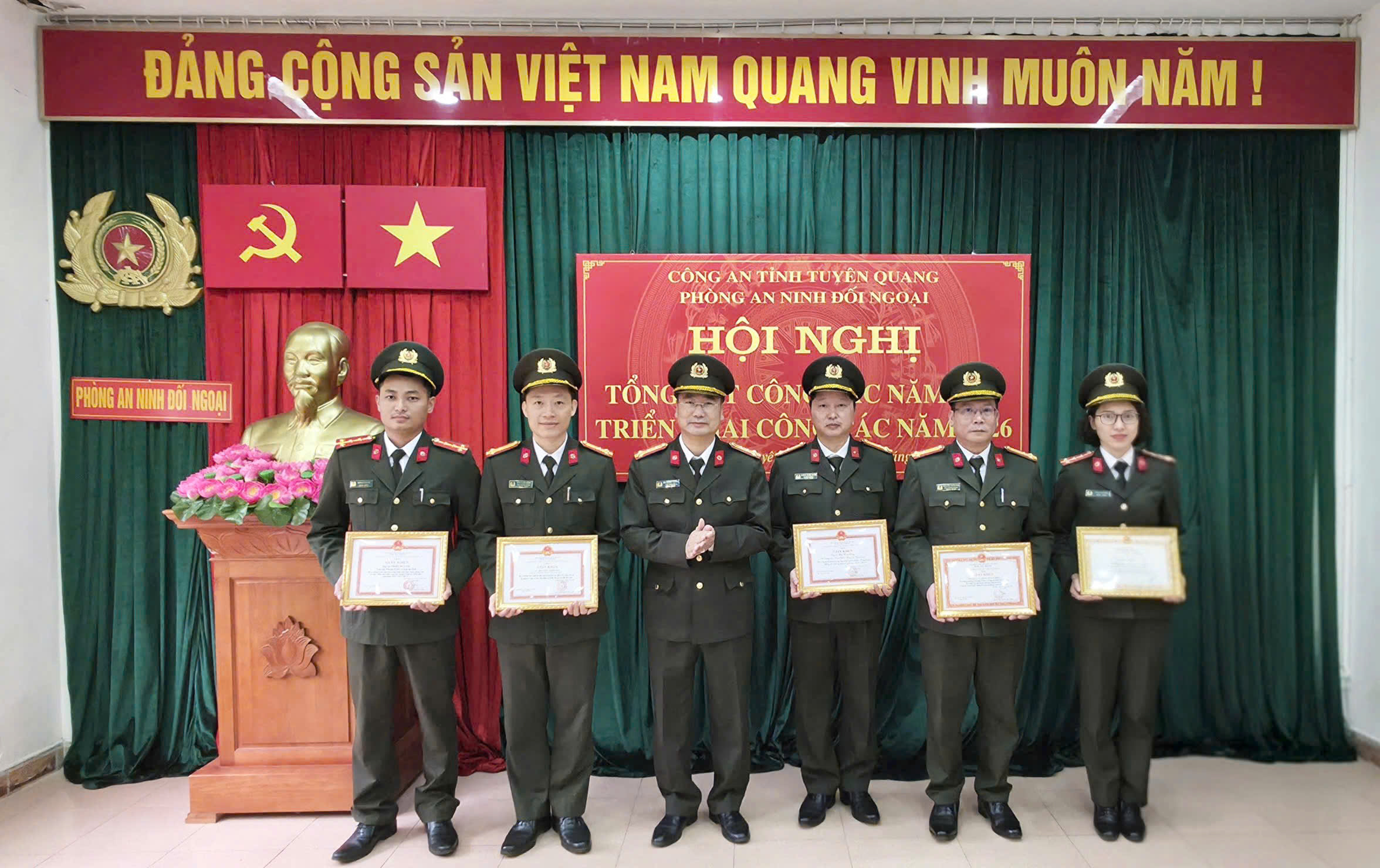 XÂY DỰNG LỰC LƯỢNG AN NINH ĐỐI NGOẠI CÁCH MẠNG, CHÍNH QUY, TINH NHUỆ, HIỆN ĐẠI