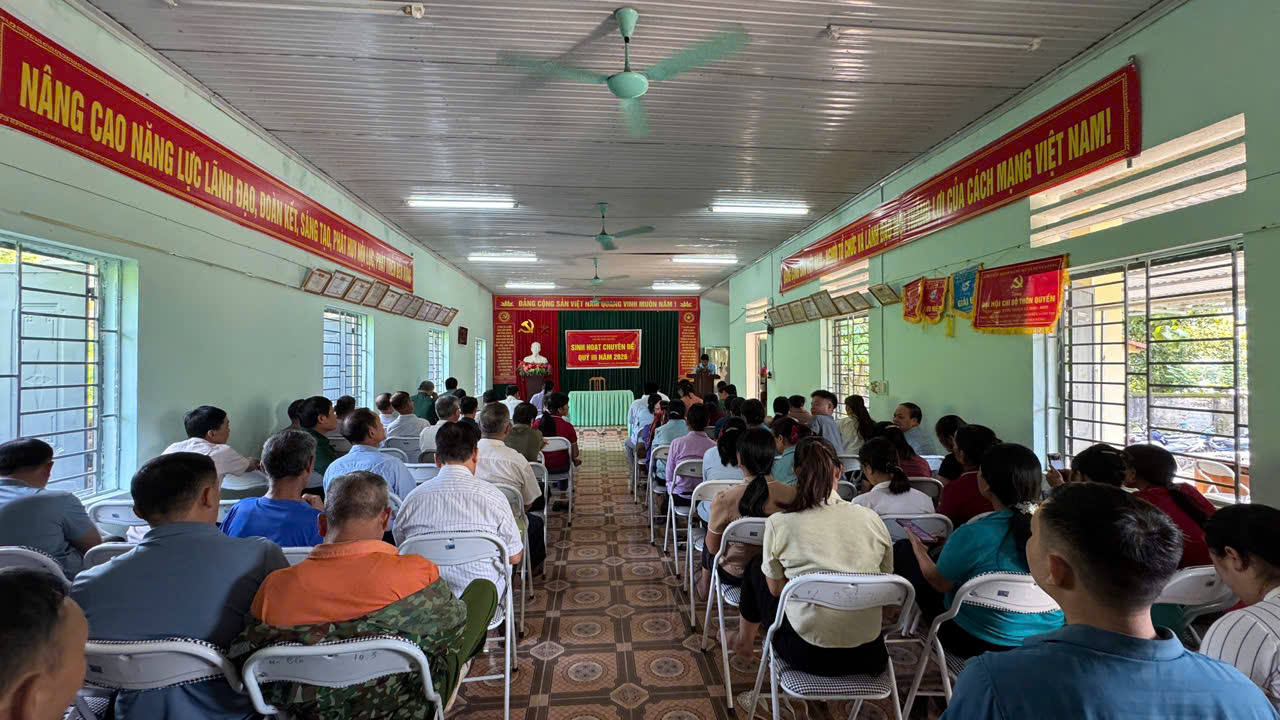 BÍ THƯ ĐẢNG UỶ XÃ XUÂN GIANG DỰ SINH HOẠT CHUYÊN ĐỀ QUÝ III TẠI CHI BỘ THÔN QUYỀN.