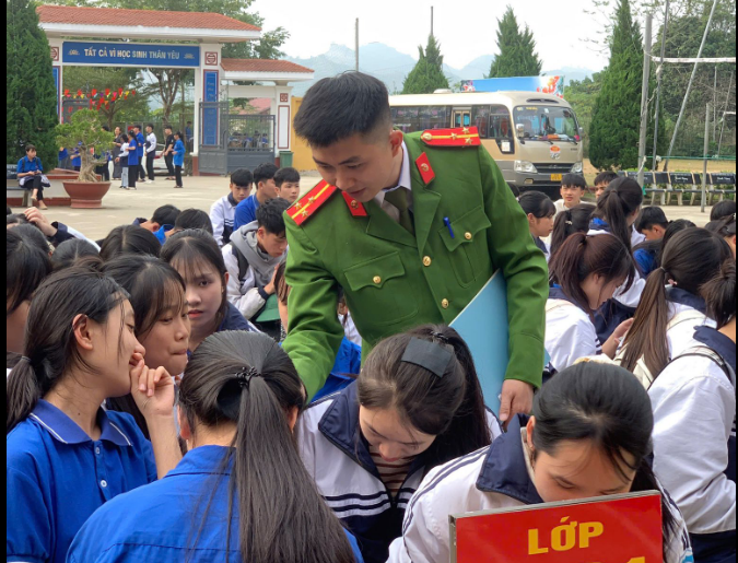 CÔNG AN XÃ XUÂN VÂN TỔ CHỨC HƯỚNG DẪN THAM GIA “LỚP BÌNH DÂN HỌC VỤ SỐ”