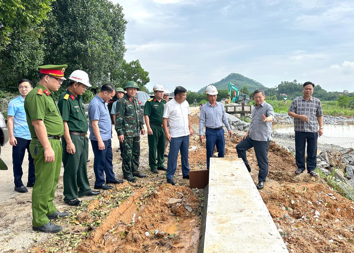 Chủ tịch HĐND tỉnh Nguyễn Văn Sơn kiểm tra, chỉ đạo công tác ứng phó, khắc phục hậu quả thiên tai tại các xã phía Nam của tỉnh