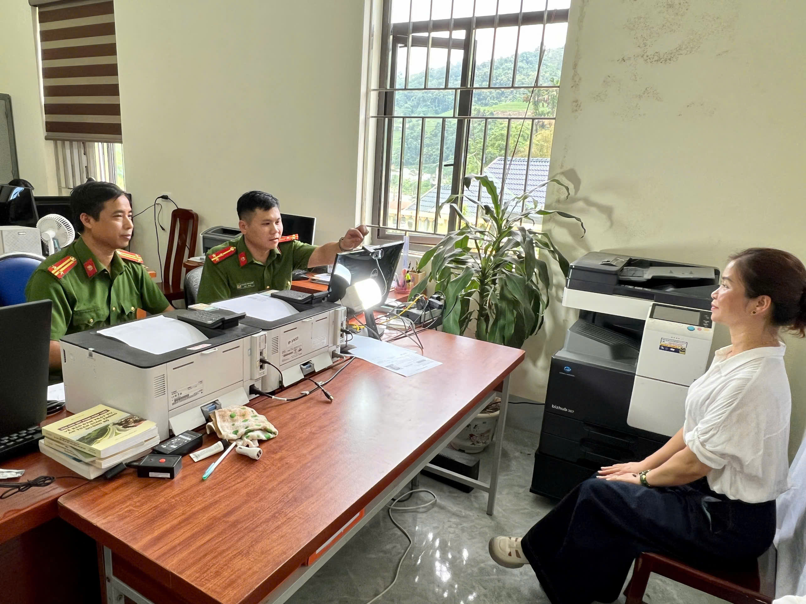 Công an xã Cao Bồ triển khai cấp đổi Thẻ đảng viên gắn chíp