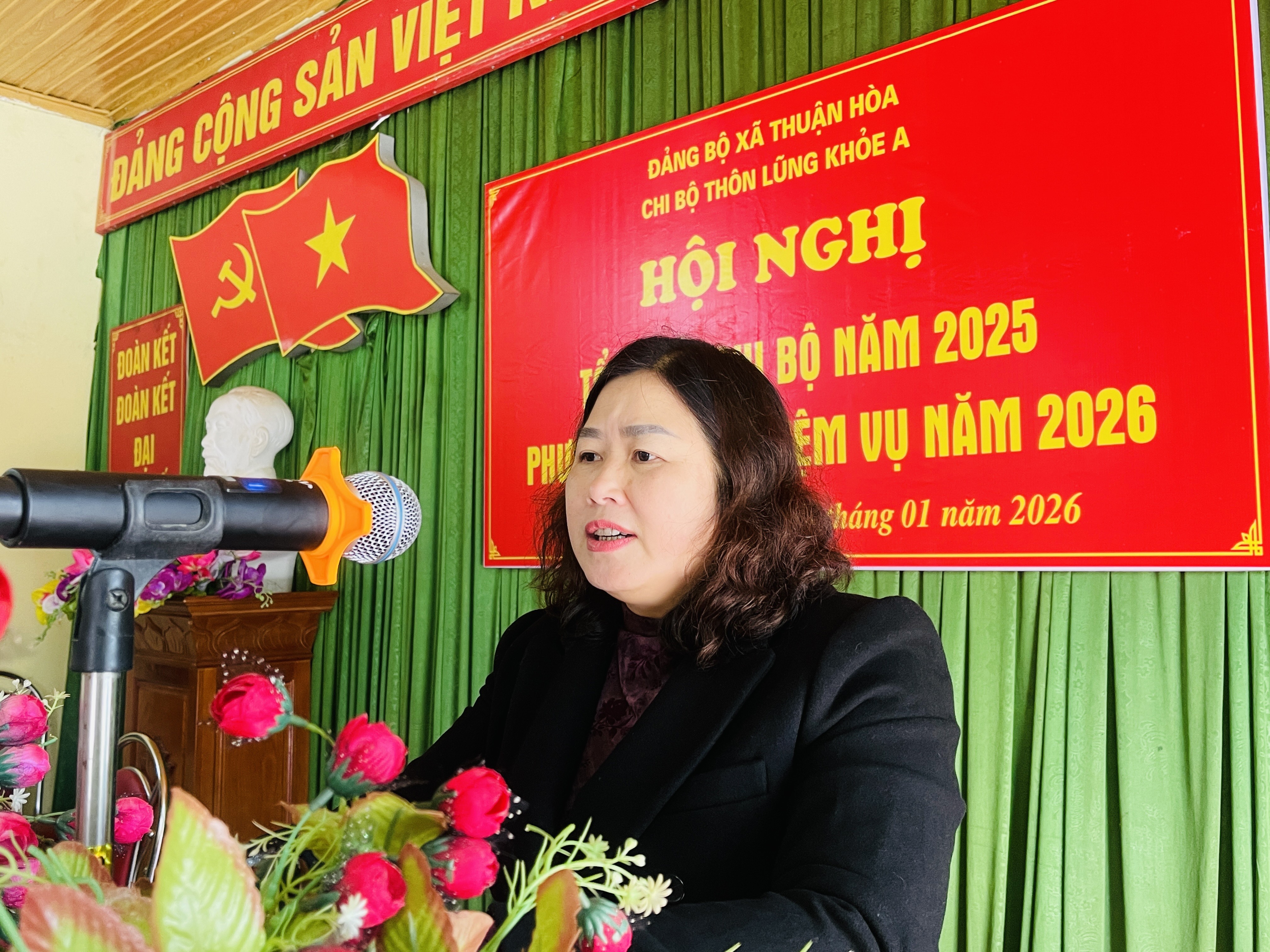 Bí thư Đảng ủy – Chủ tịch HĐND xã dự hội nghị tổng kết Chi bộ thôn Lũng Khỏe A