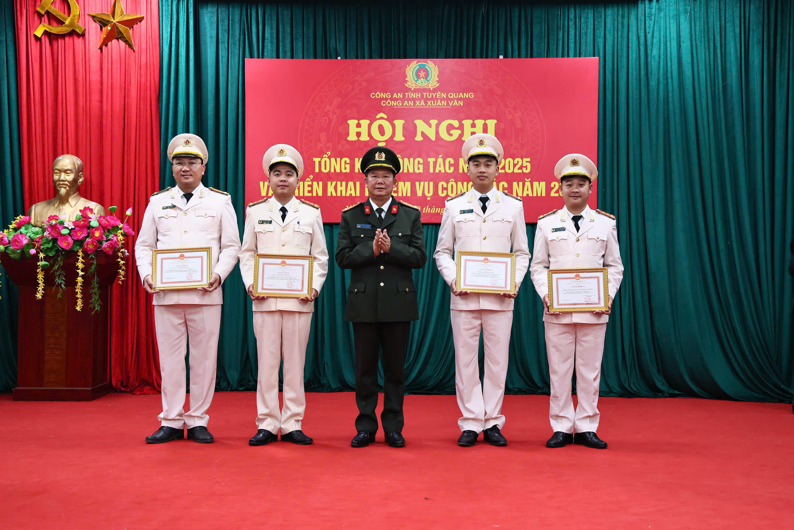 ĐỒNG CHÍ PHÓ GIÁM ĐỐC CÔNG AN TỈNH DỰ HỘI NGHỊ TỔNG KẾT CÔNG AN XÃ