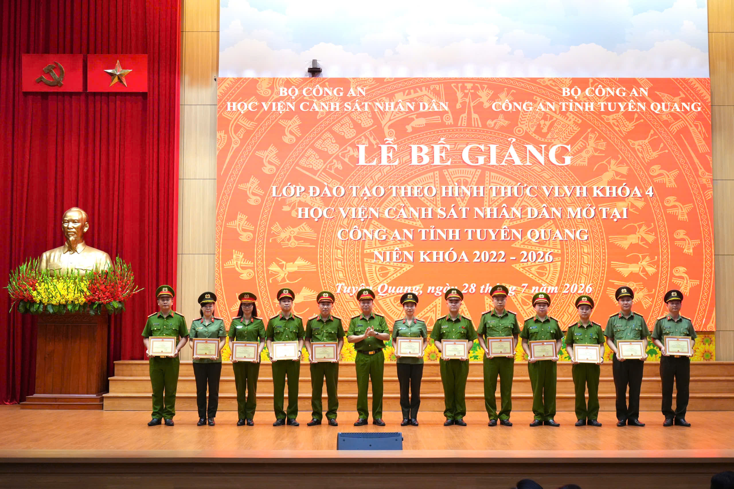LỄ BẾ GIẢNG LỚP ĐÀO TẠO ĐẠI HỌC KHOÁ 4 HỆ VỪA LÀM VỪA HỌC - HỌC VIỆN CSND MỞ TẠI TUYÊN QUANG