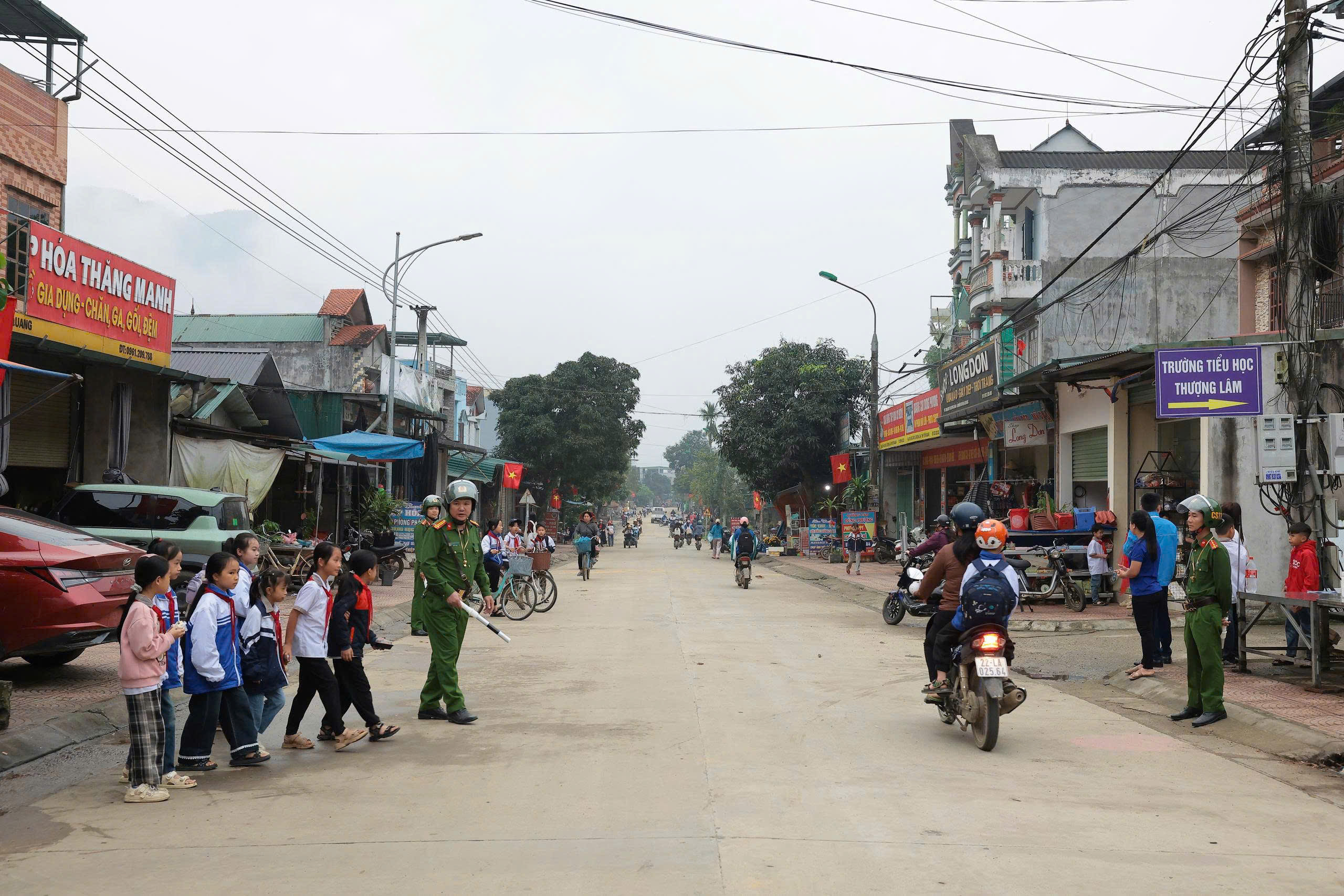 VÌ MÔI TRƯỜNG GIÁO DỤC AN TOÀN - CÔNG AN XÃ THƯỢNG LÂM TĂNG CƯỜNG ĐẢM BẢO ANTT TẠI CỔNG TRƯỜNG 