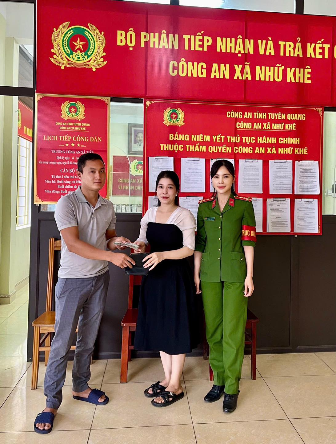 CÔNG AN XÃ NHỮ KHÊ PHỐI HỢP TRAO TRẢ LẠI TÀI SẢN CHO NGƯỜI DÂN ĐÁNH RƠI