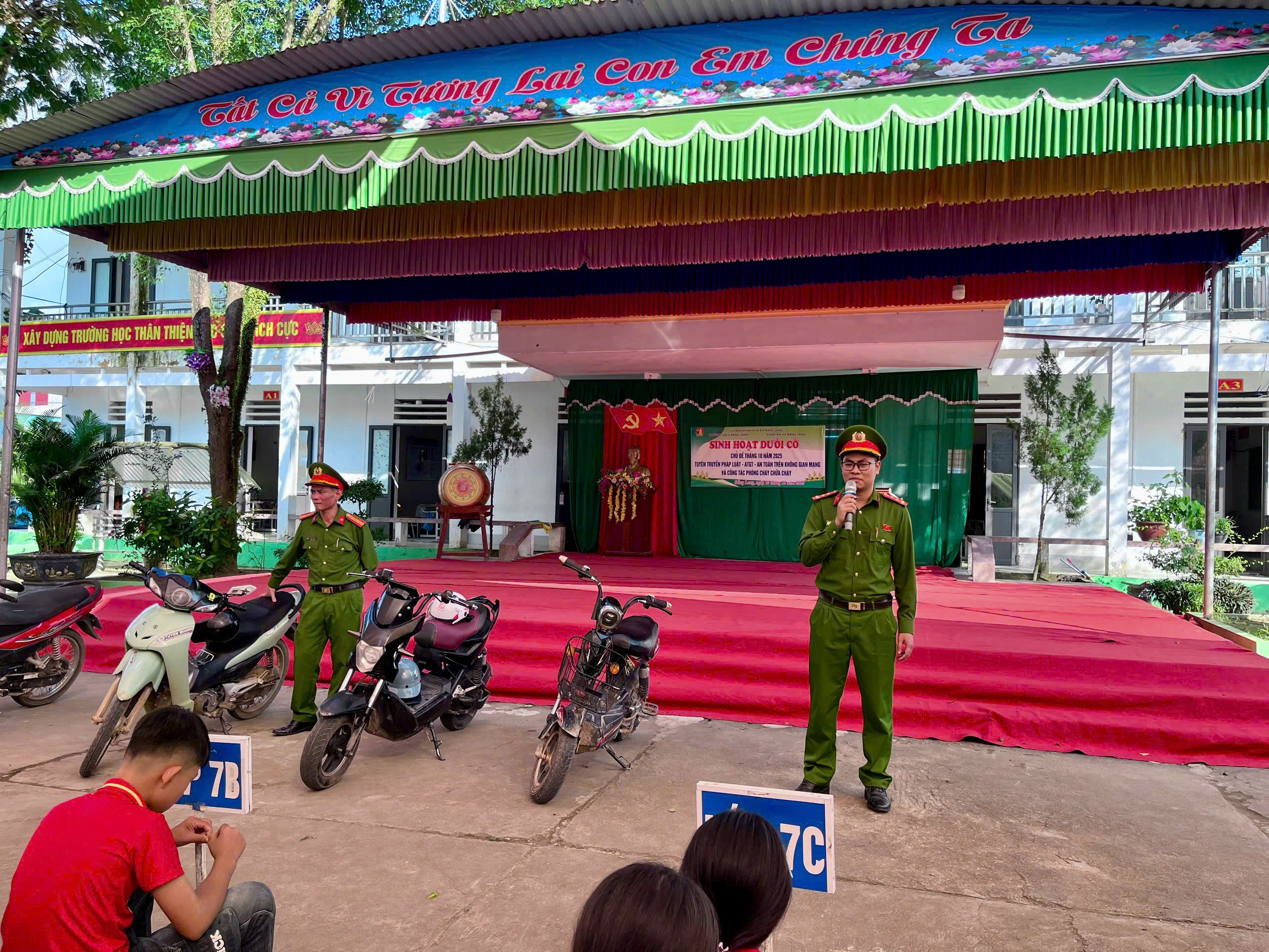 CÔNG AN XÃ BẰNG LANG TUYÊN TRUYỀN PHÁP LUẬT, AN TOÀN GIAO THÔNG, AN TOÀN TRÊN KHÔNG GIAN MẠNG VÀ CÔNG TÁC PHÒNG CHÁY CHỮA CHÁY 