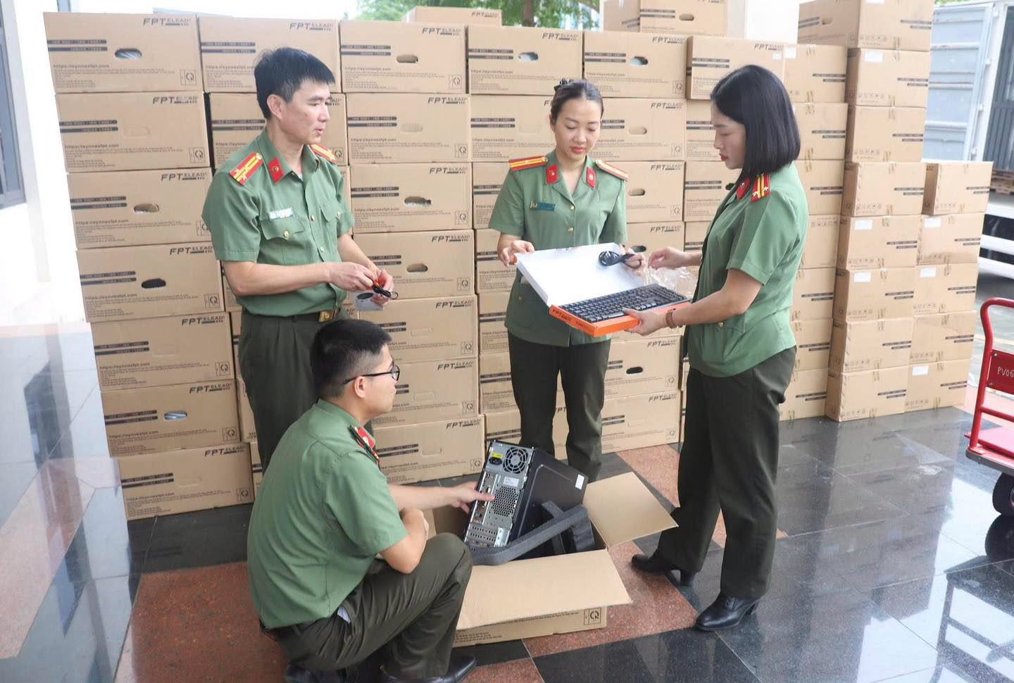 TIẾP NHẬN, NGHIỆM THU VÀ BÀN GIAO 835 BỘ MÁY TÍNH PHỤC VỤ TRIỂN KHAI PHẦN MỀM QUẢN LÝ VĂN BẢN VÀ ĐIỀU HÀNH