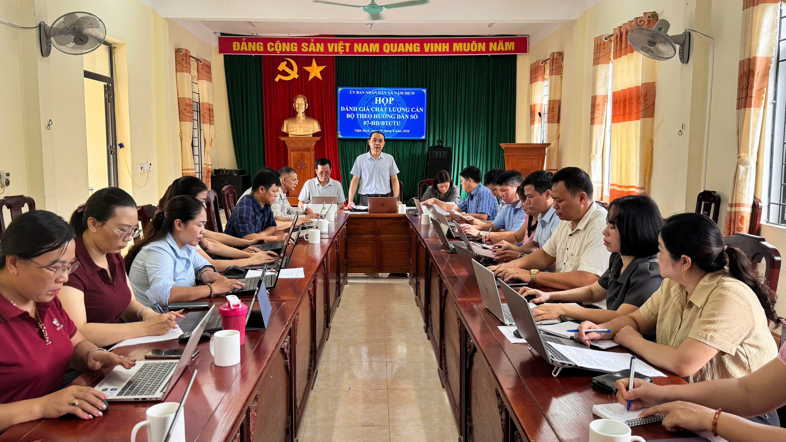 UBND XÃ TỔ CHỨC CUỘC HỌP ĐÁNH GIÁ, XẾP LOẠI CHẤT LƯỢNG CÁN BỘ THEO HƯỚNG DẪN 07-HD/BTCTU
