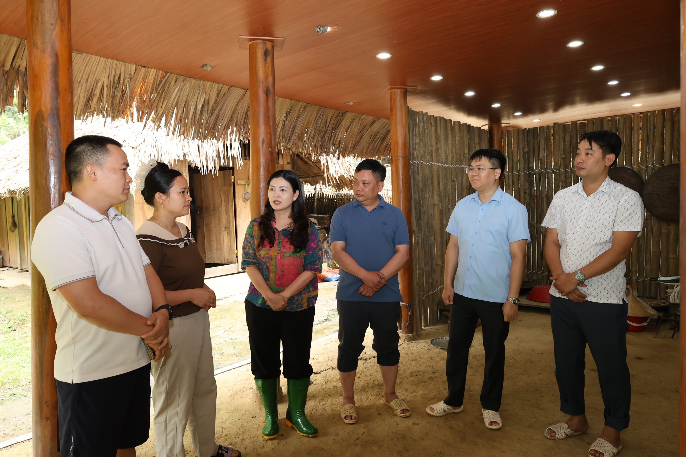 Đồng chí Phó Chủ tịch Ủy ban nhân dân tỉnh Vương Ngọc Hà thăm và làm việc tại xã Lâm Bình về phát triển kinh tế số và du lịch