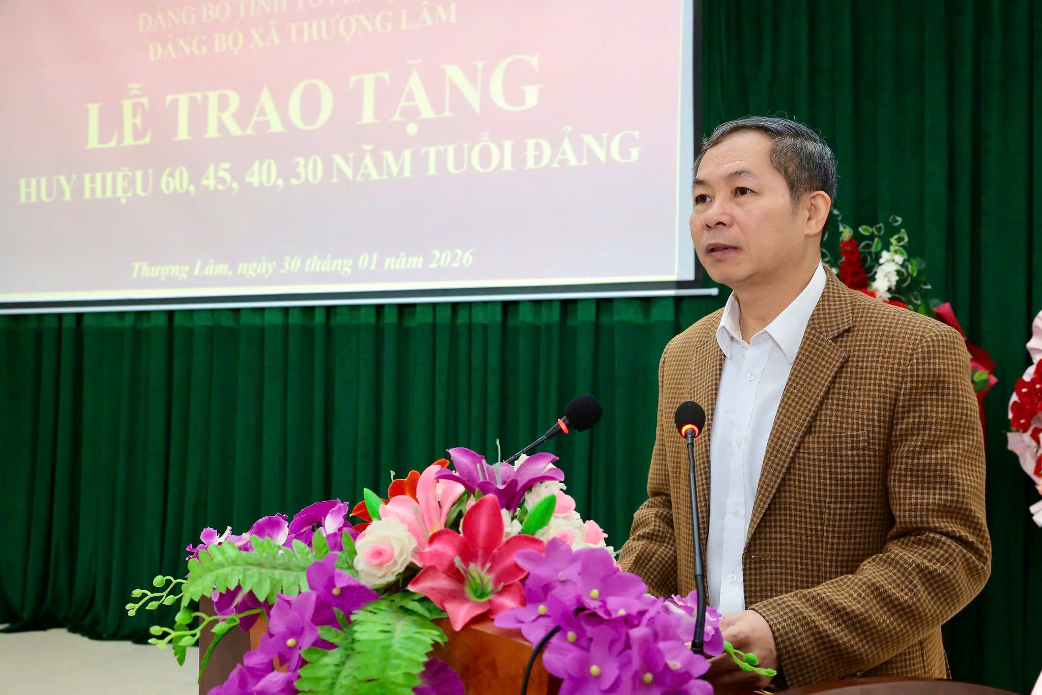 Giám đốc Sở Khoa học và Công nghệ trao Huy hiệu 60 năm tuổi Đảng tại xã Thượng Lâm