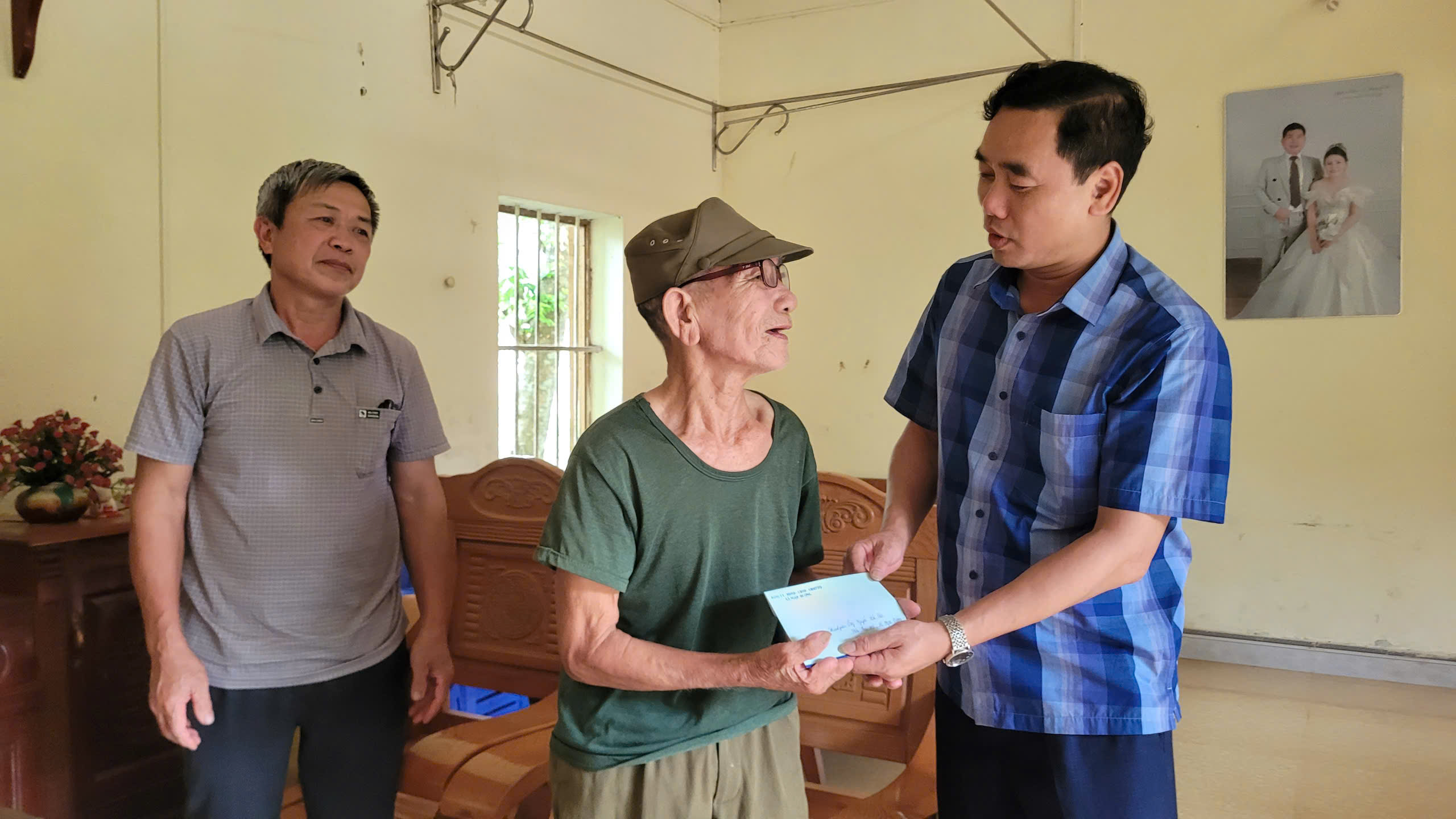 Chủ tịch UBND xã thăm, tặng quà người khuyết tật nhân ngày 18/4