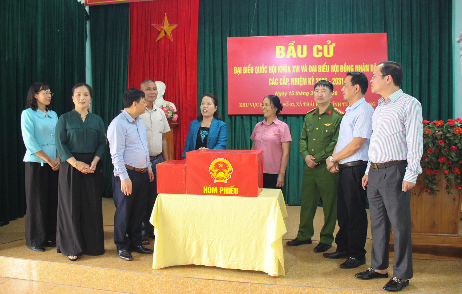 Đồng chí Lý Thị Lan kiểm tra công tác chuẩn bị bầu cử tại xã Thái Bình