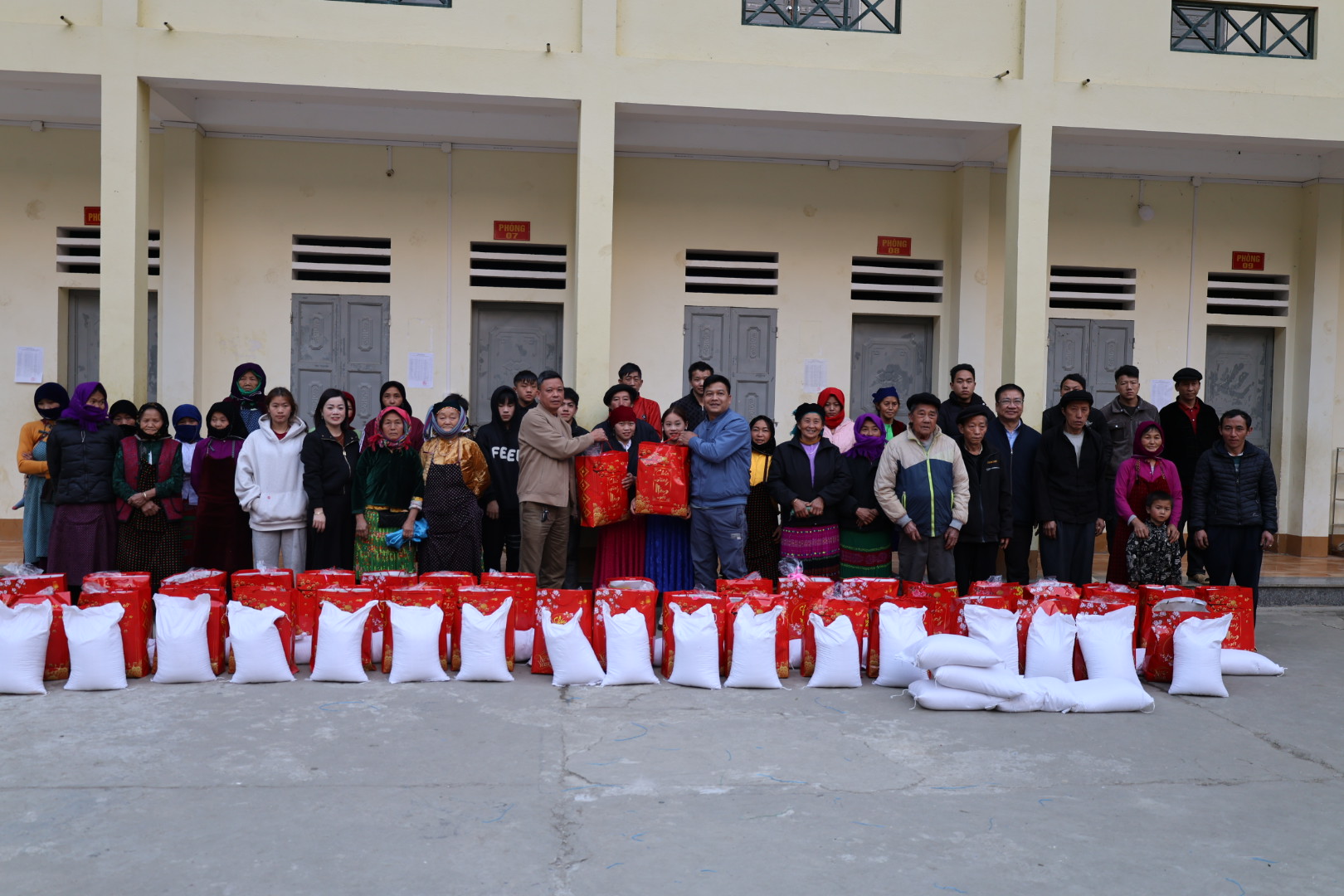 Công ty TNHH tư vẫn khảo sát thiết kế Tài Phát trao tặng 100 xuất quà Tết cho 100 hộ nghèo trên địa bàn xã Đồng Văn