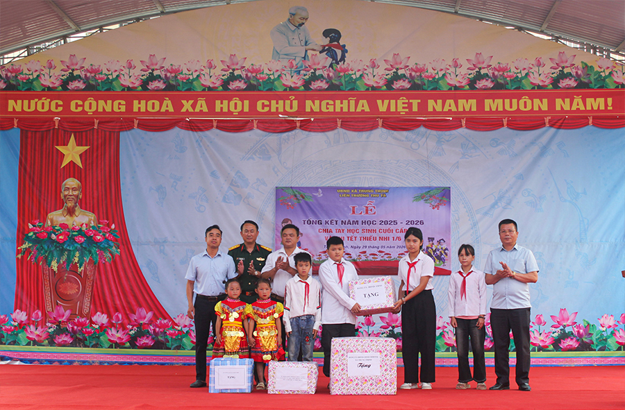 ĐỒNG CHÍ VƯƠNG ĐÌNH THUẤN DỰ LỄ TỔNG KẾT NĂM HỌC 2025 – 2026 VÀ TẶNG QUÀ TẾT THIẾU NHI 1/6