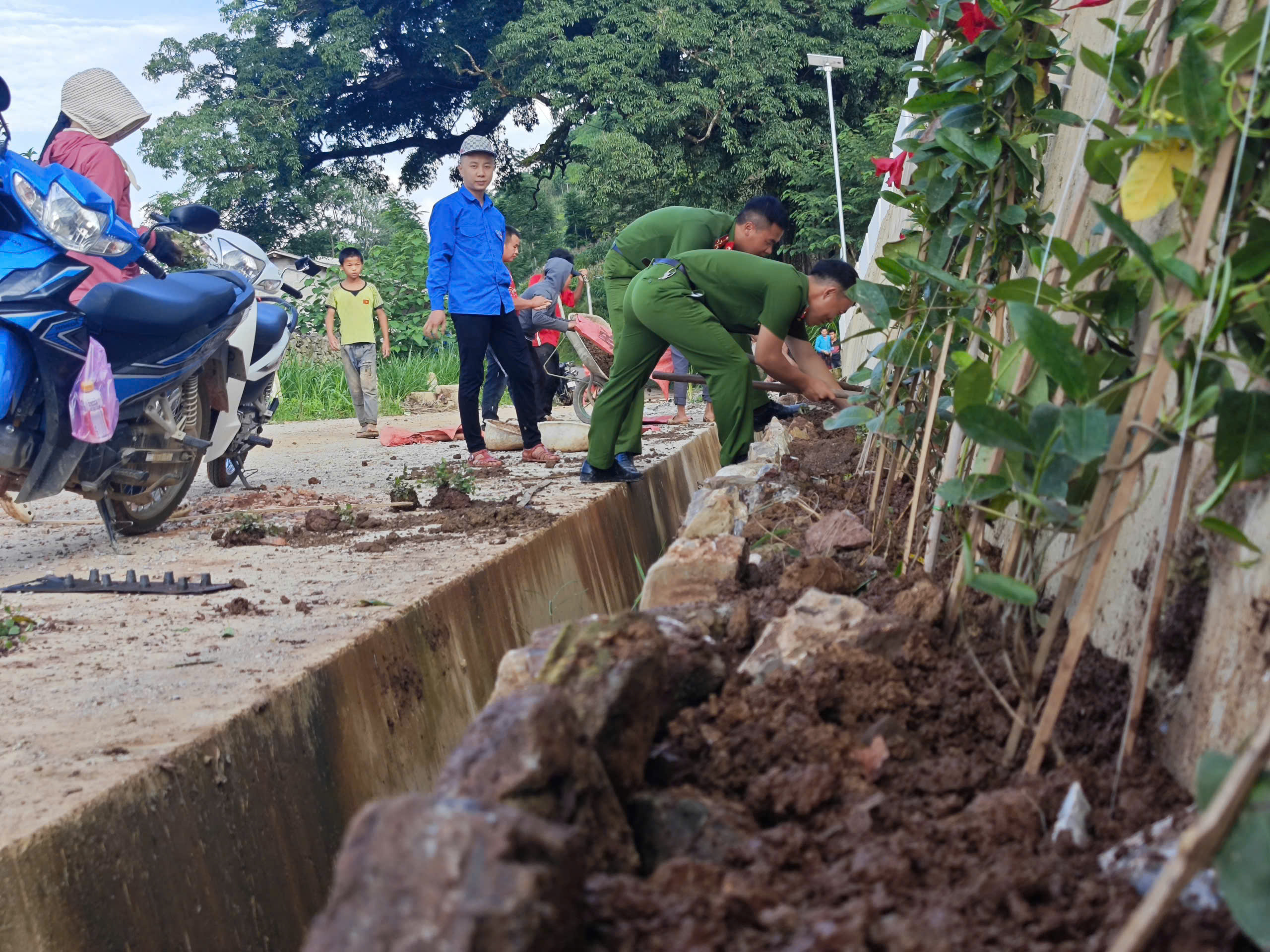 CHI ĐOÀN CÔNG AN XÃ ĐỒNG VĂN CHUNG TAY XÂY DỰNG TUYẾN ĐƯỜNG HOA