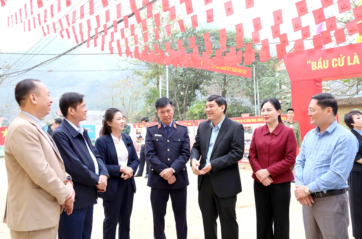 Ứng cử viên đại biểu Quốc hội và đại biểu HĐND tỉnh tiếp xúc cử tri xã Hùng Lợi