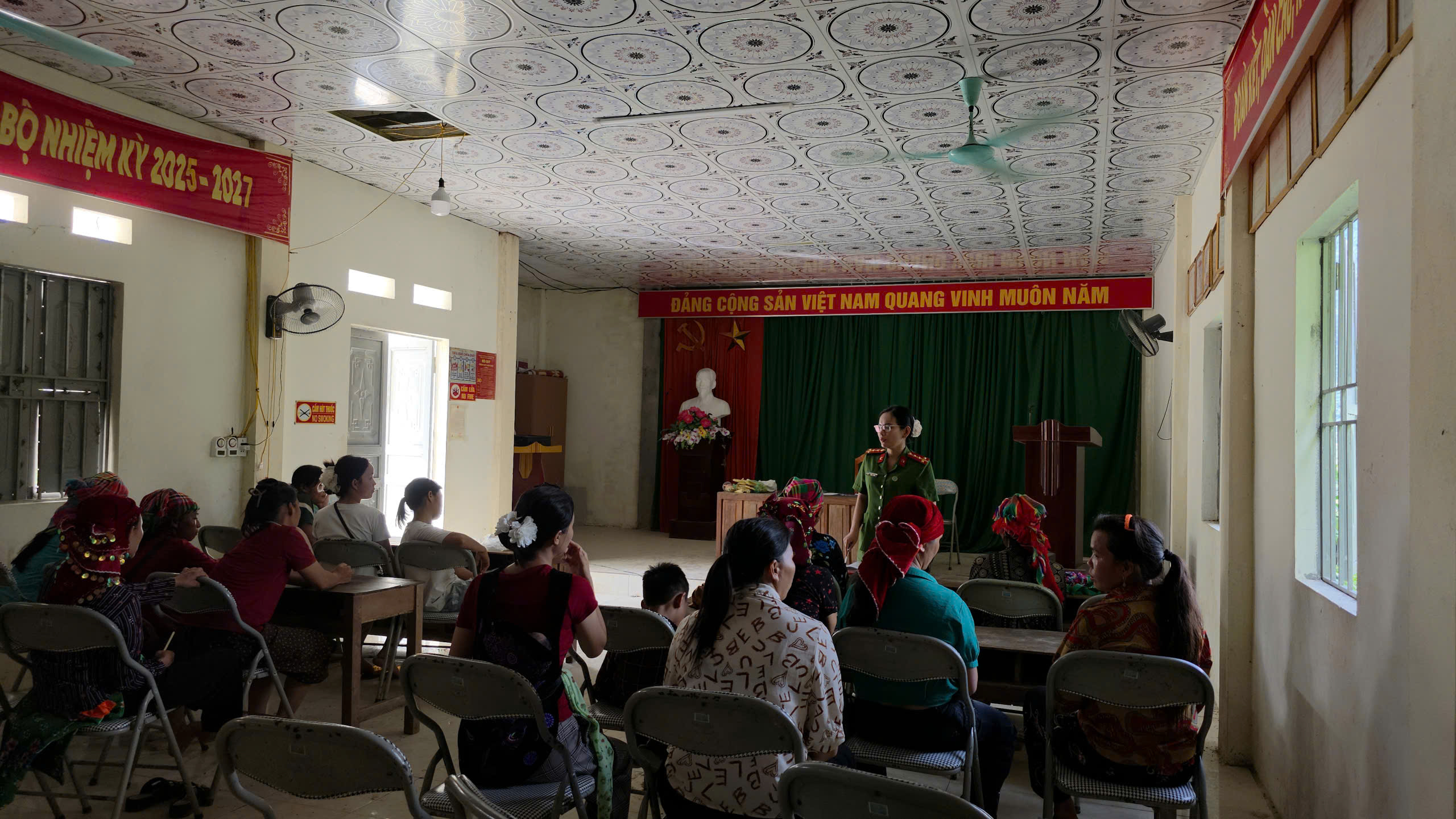 CÔNG AN XÃ THUẬN HOÀ ĐẨY MẠNH HỖ TRỢ KÍCH HOẠT ĐỊNH DANH ĐIỆN TỬ MỨC 2 CHO NGƯỜI DÂN 