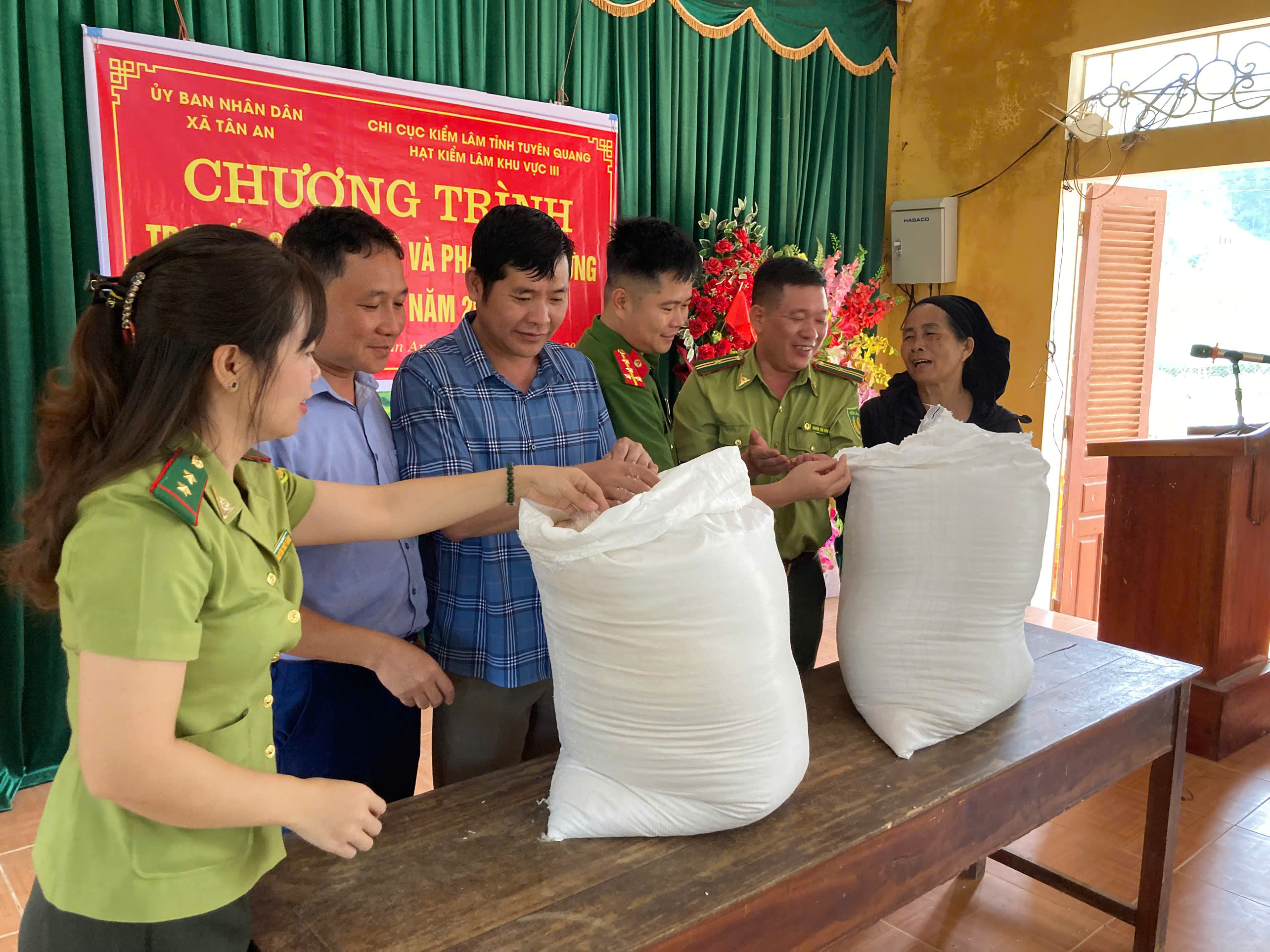 XÃ TÂN AN PHỐI HỢP THỰC HIỆN CẤP PHÁT GẠO TRỢ CẤP BẢO VỆ VÀ PHÁT TRIỂN RỪNG