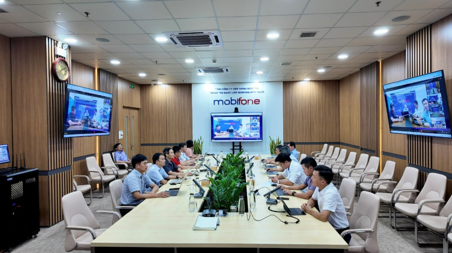 MOBIFONE CHỦ ĐỘNG TRIỂN KHAI ỨNG PHÓ VỚI BÃO SỐ 13