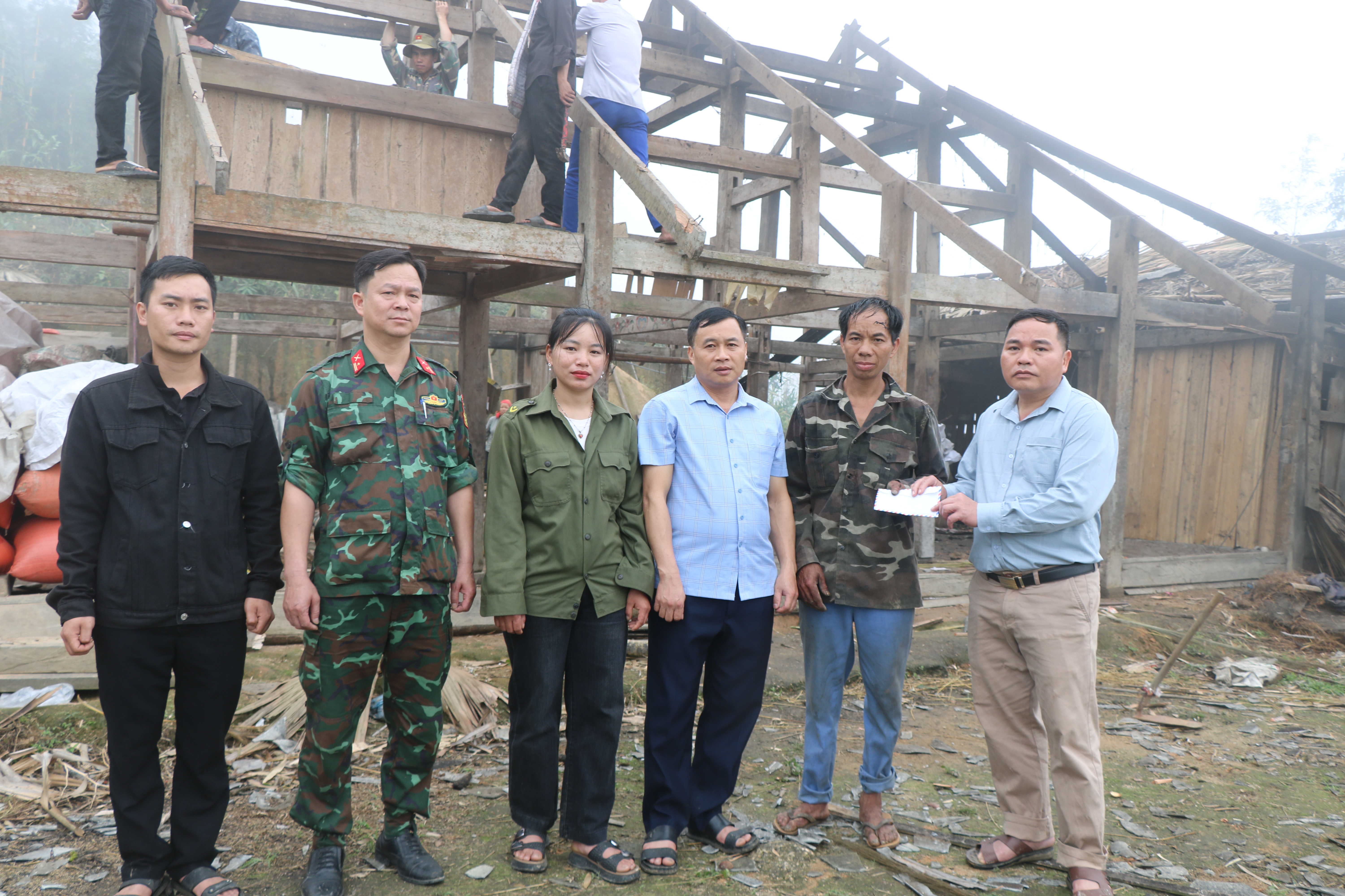 Lãnh đạo xã đi kiểm tra và chỉ đạo khắc phục sau cơn bão đi qua
