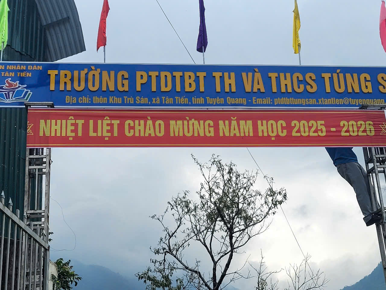 1. bien cong truong tung san thay moi va treo bang ron.jpg