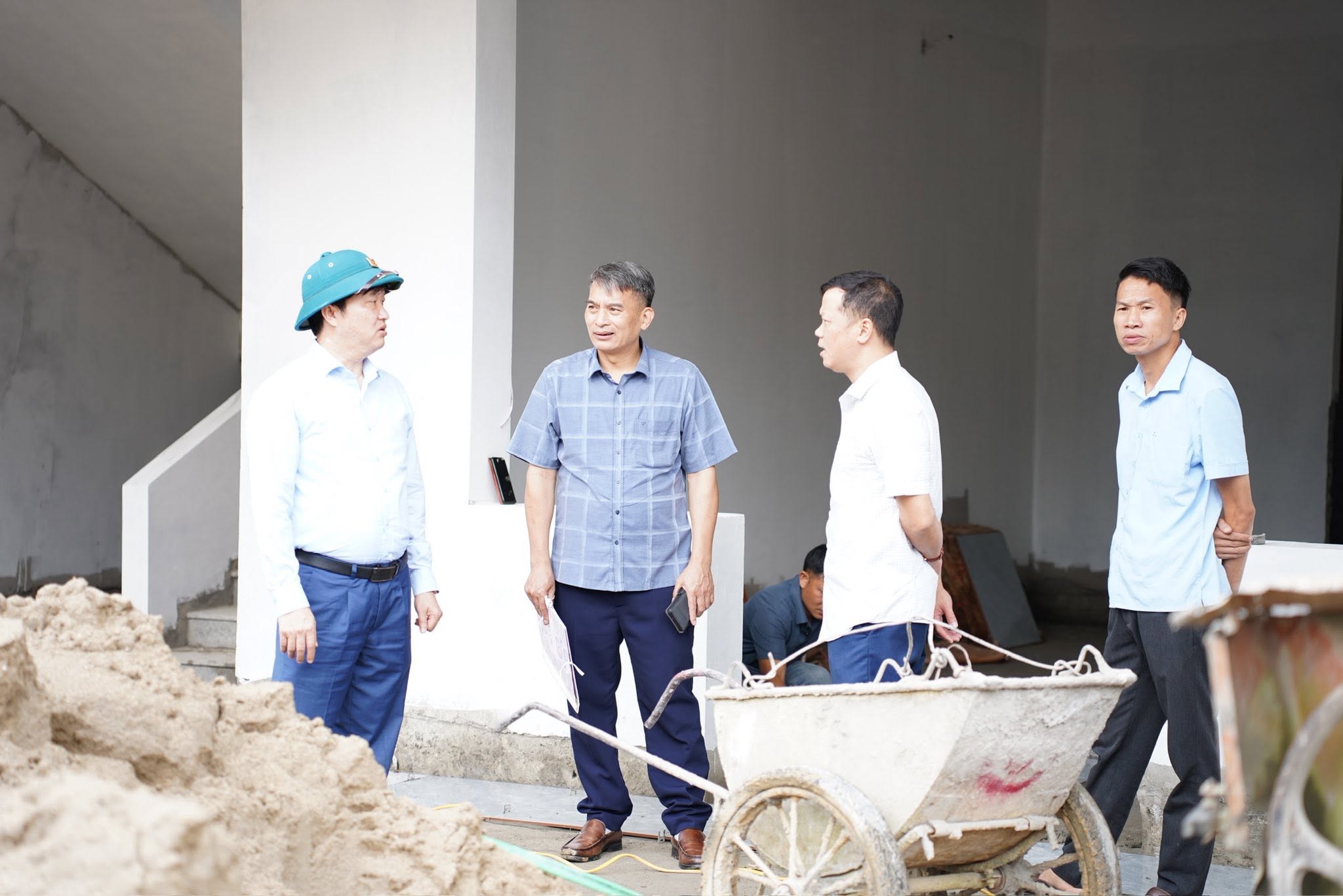 ĐỒNG CHÍ GIÀNG XUÂN THẮNG, BÍ THƯ ĐẢNG ỦY XÃ PHỐ BẢNG KIỂM TRA TIẾN ĐỘ THI CÔNG TRƯỜNG NỘI TRÚ LIÊN CẤP TIỂU HỌC VÀ THCS PHỐ BẢNG