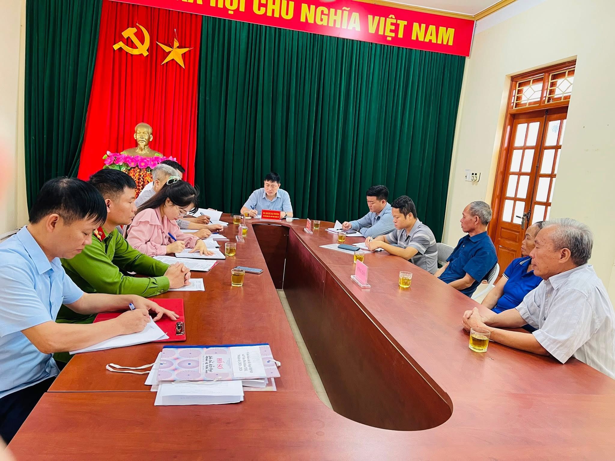 Đồng chí Hoàng Hải Trường, Bí thư Đảng ủy, Chủ tịch Hội đồng nhân dân xã Hồng Sơn tiếp công dân định kỳ