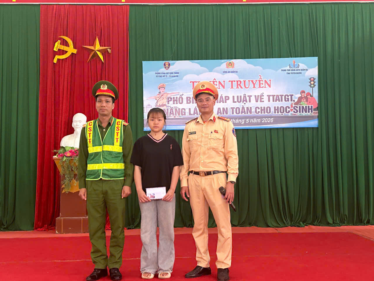 CÔNG AN XÃ QUẢN BẠ TUYÊN TRUYỀN PHÁP LUẬT VỀ TRẬT TỰ ATGT VÀ HƯỚNG DẪN KỸ NĂNG LÁI XE AN TOÀN CHO HỌC SINH 