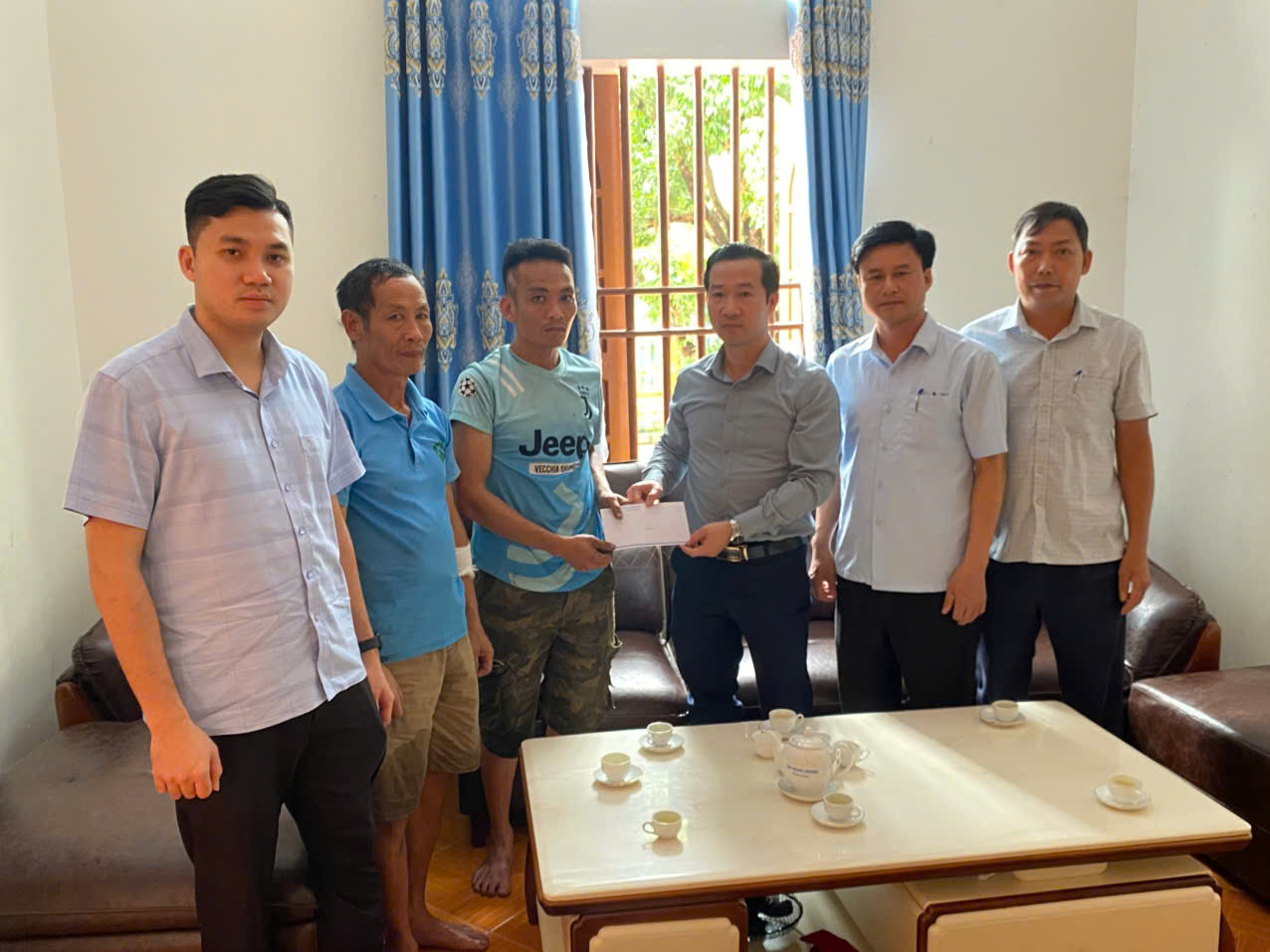 Thường trực Đảng ủy xã Sơn Thủy thăm hỏi, động viên gia đình bị hỏa hoạn