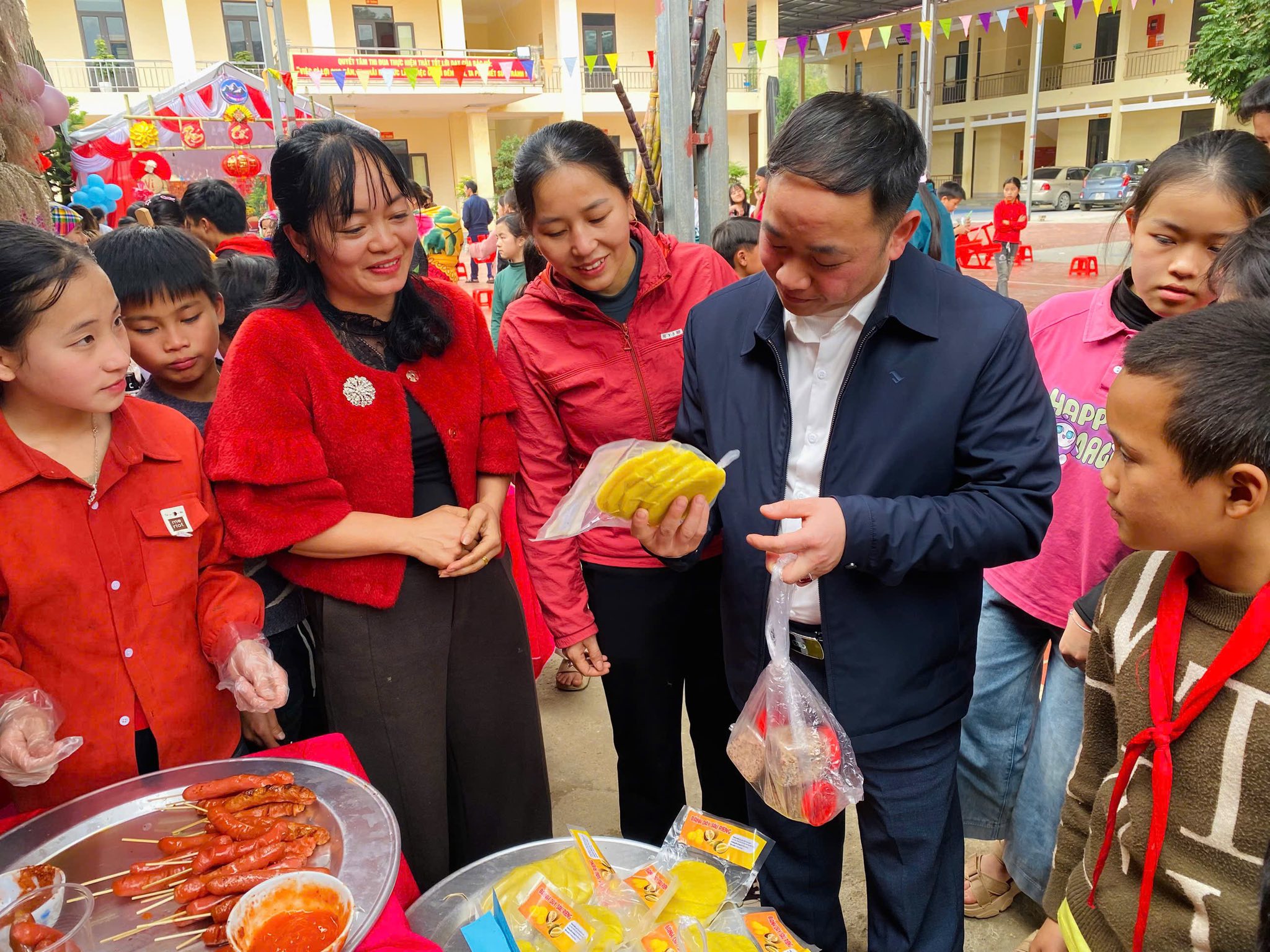 TRƯỜNG PTDTBT THCS LÙNG TÁM TỔ CHỨC HỘI CHỢ TẾT QUÊ EM CHỦ ĐỀ “LƯU GIỮ HỒN VIỆT”