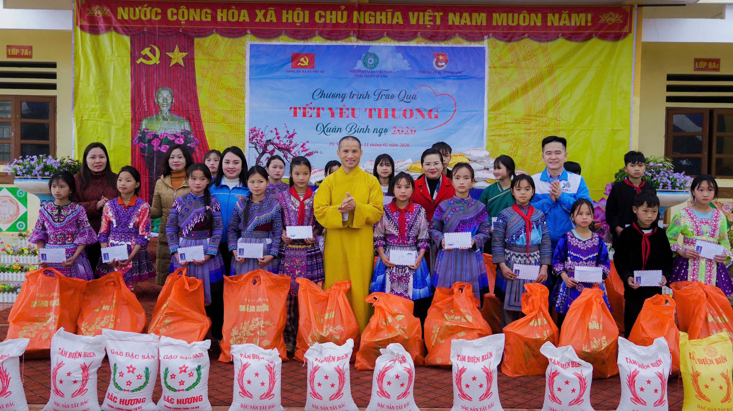 trao qu&agrave; tết xu&acirc;n b&iacute;nh ngọ (4).jpg