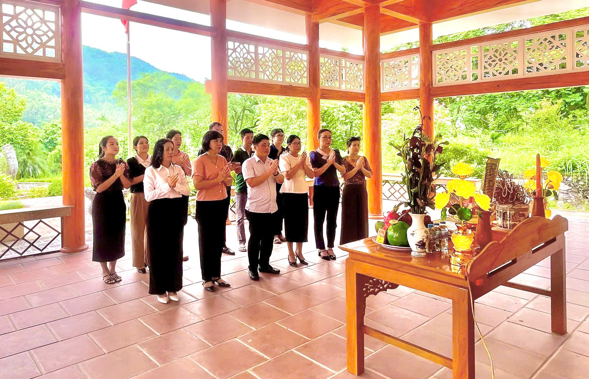 CHI CỤC THỦY LỢI TỔ CHỨC DÂNG HƯƠNG TRI ÂN CÁC ANH HÙNG LIỆT SĨ TẠI KHU DI TÍCH LỊCH SỬ BỘ CANH NÔNG