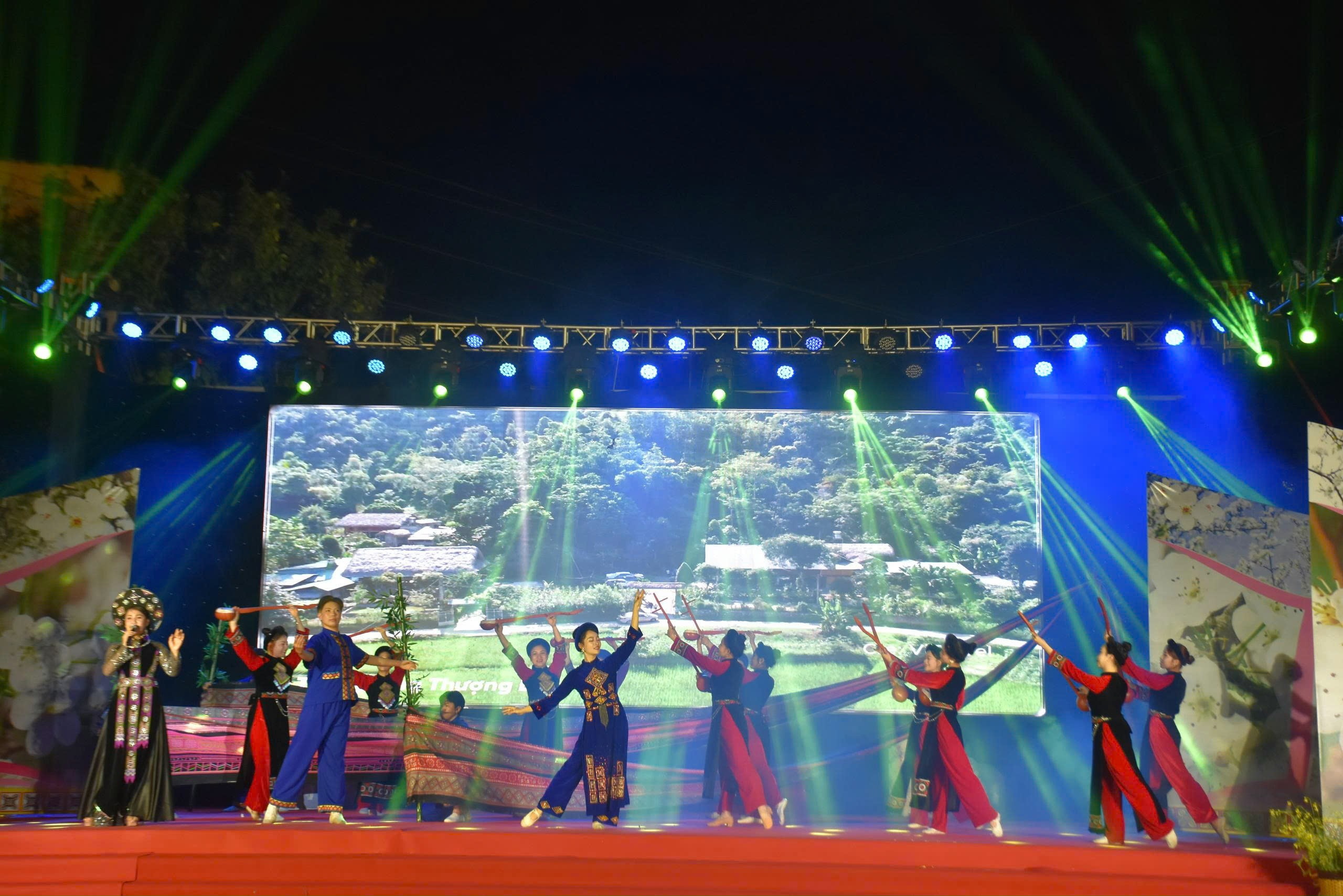 Khai mạc Lễ hội hoa lê xã Hồng Thái và trao Bằng công nhận Cây di sản Việt Nam