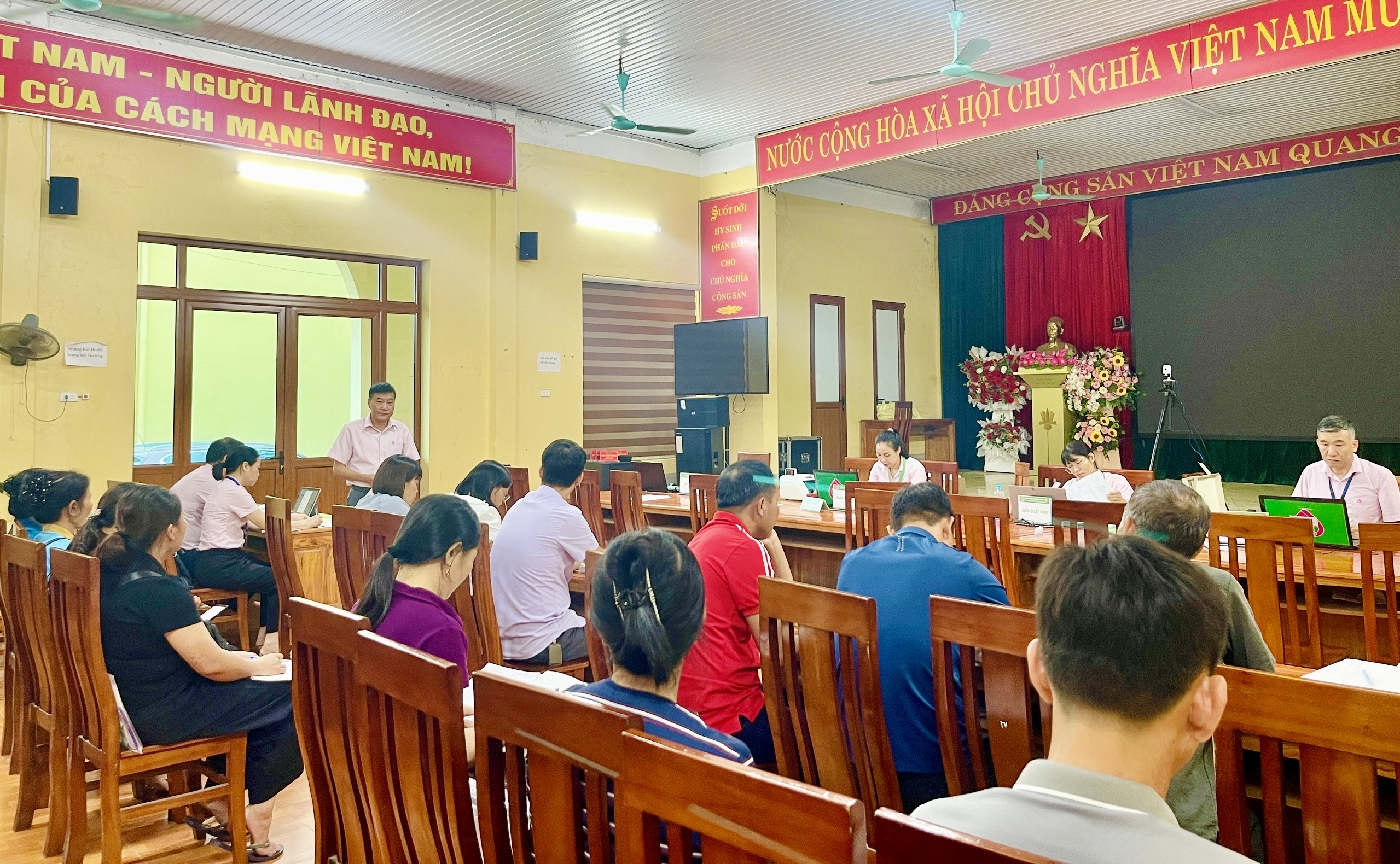 Lãnh đạo Chi nhánh Ngân hàng Chính sách xã hội tỉnh Tuyên Quang kiểm tra hoạt động giao dịch xã tại Điểm giao dịch xã Minh Thanh