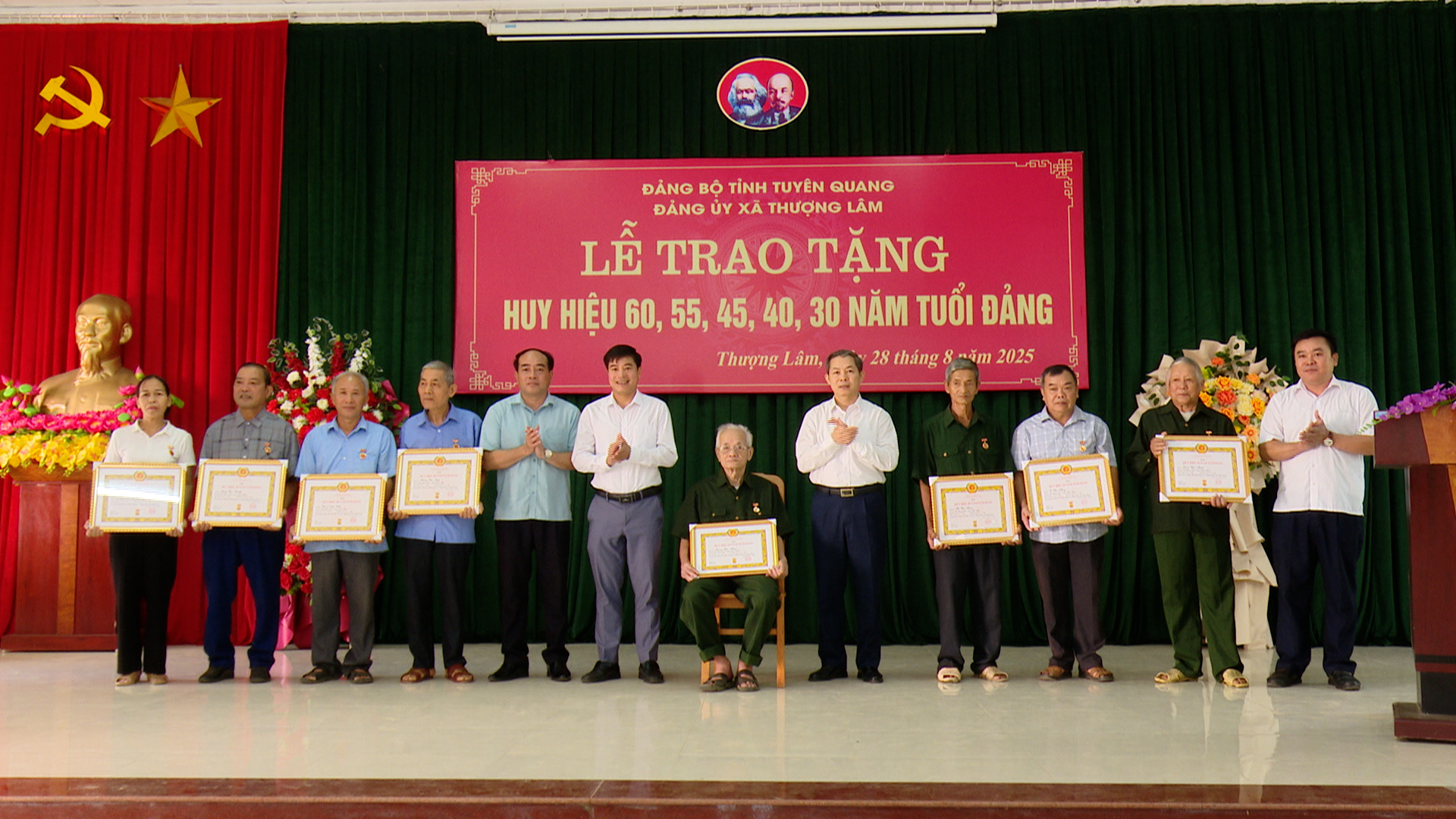 Trao Huy hiệu Đảng đợt 2/9 cho 08 đảng viên tại xã Thượng Lâm