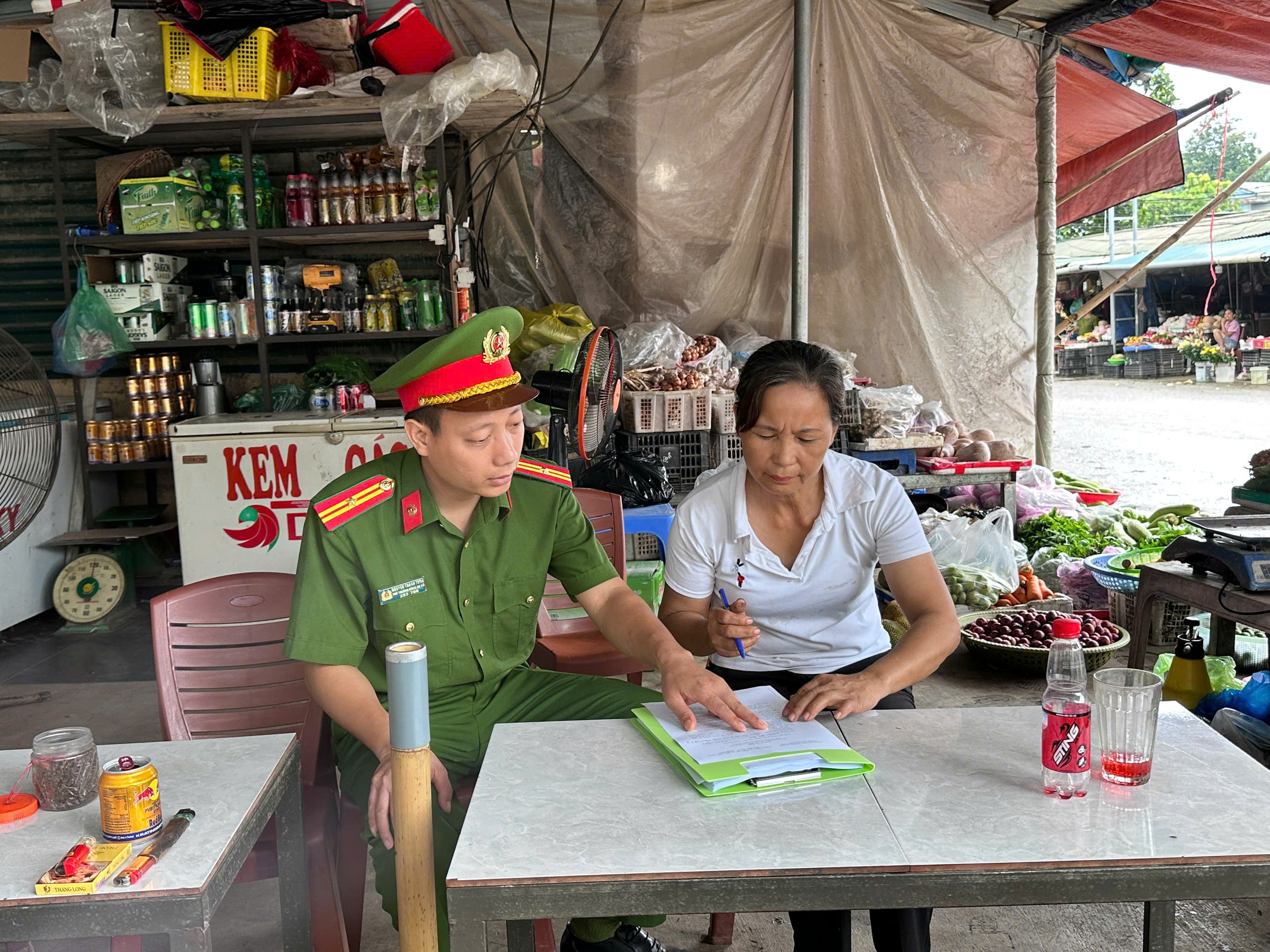 CÔNG AN XÃ XUÂN VÂN TĂNG CƯỜNG KIỂM TRA, CHẤN CHỈNH TÌNH TRẠNG LẤN CHIẾM LÒNG ĐƯỜNG, VỈA HÈ