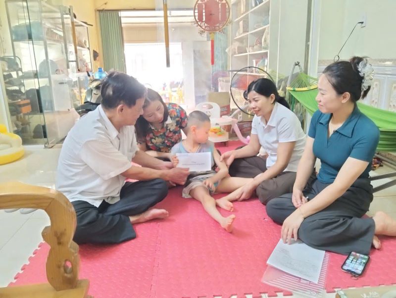 Lãnh đạo xã Hùng An thăm, tặng quà người khuyết tật nhân Ngày Người khuyết tật Việt Nam 18/4