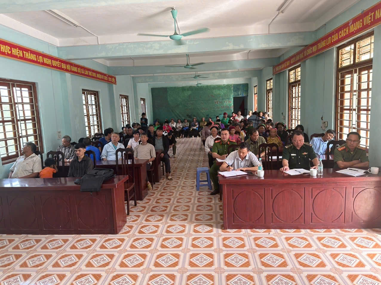 CÔNG AN XÃ BẠCH ĐÍCH TỔ CHỨC TUYÊN TRUYỀN PHÁP LUẬT VỀ CÔNG TÁC QUẢN LÝ XUẤT NHẬP CẢNH VÀ KÝ CAM KẾT THỰC HIỆN MÔ HÌNH "XÃ BIÊN GIỚI KHÔNG CÓ XUẤT NHẬP CẢNH TRÁI PHÉP"