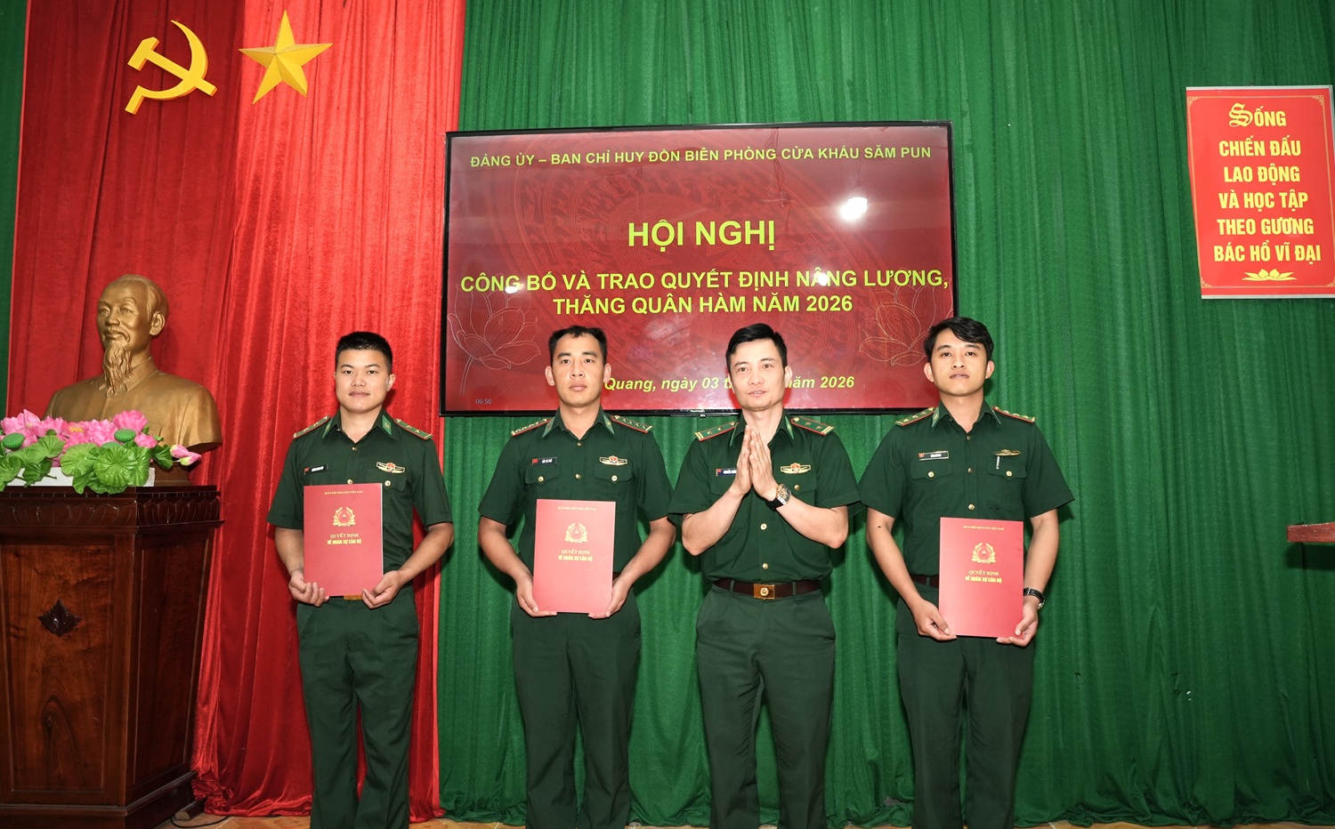 Đồn Biên phòng cửa khẩu Săm Pun trao quyết định nâng lương, thăng quân hàm năm 2026