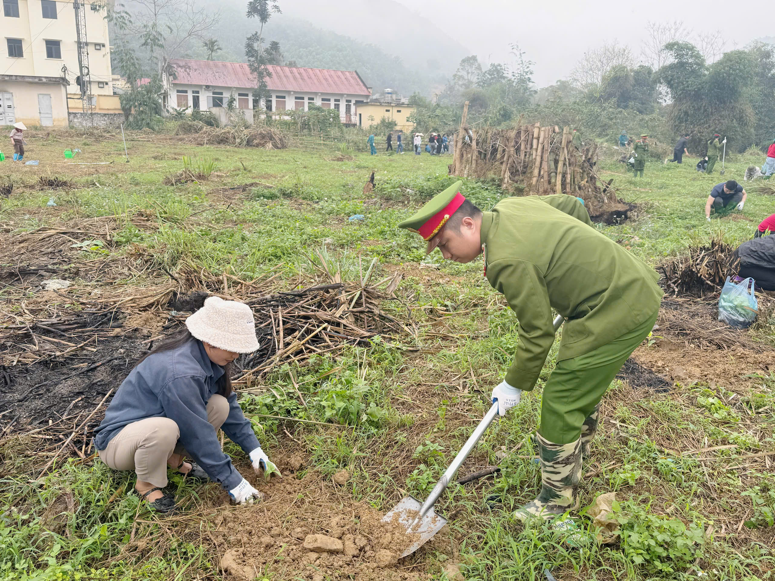 CÔNG AN XÃ TÂN LONG HƯỞNG ỨNG “TẾT TRỒNG CÂY – ĐỜI ĐỜI NHỚ ƠN BÁC HỒ” NĂM 2026