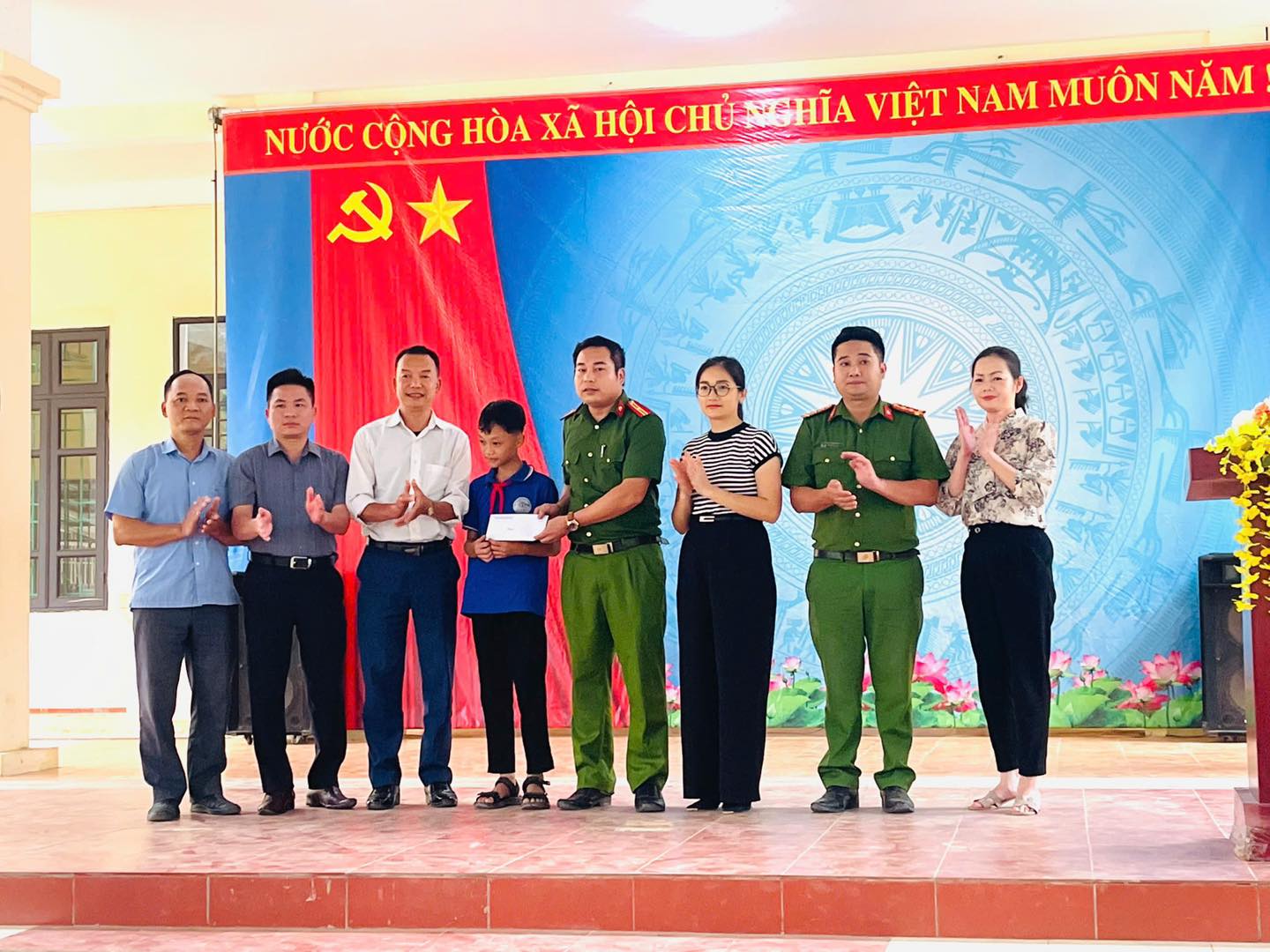 CÔNG AN XÃ HÙNG LỢI THỰC HIỆN ĐỀ ÁN "TUỔI TRẺ CÔNG AN NHÂN DÂN HỖ TRỢ THANH THIẾU NHI CÓ HOÀN CẢNH KHÓ KHĂN TỚI TRƯỜNG"