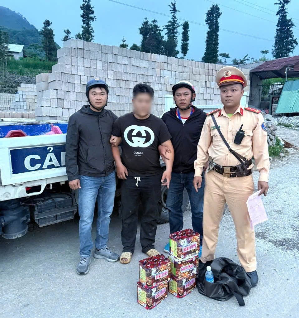 BẮT QUẢ TANG ĐỐI TƯỢNG VẬN CHUYỂN HƠN 10KG PHÁO LẬU